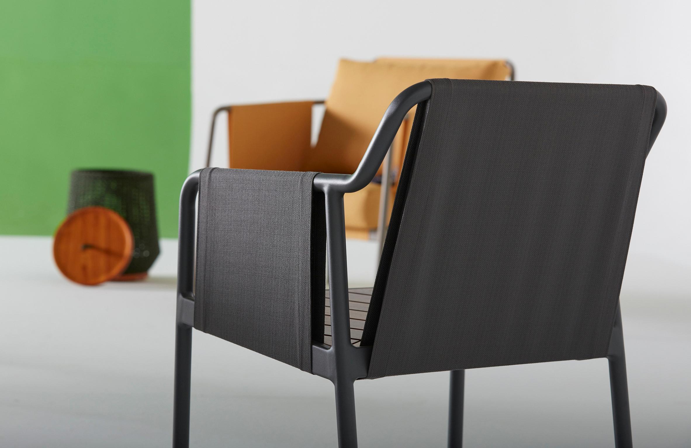 Minimalistischer Sessel für den Außenbereich aus Metall und Massivholz (Moderne) im Angebot