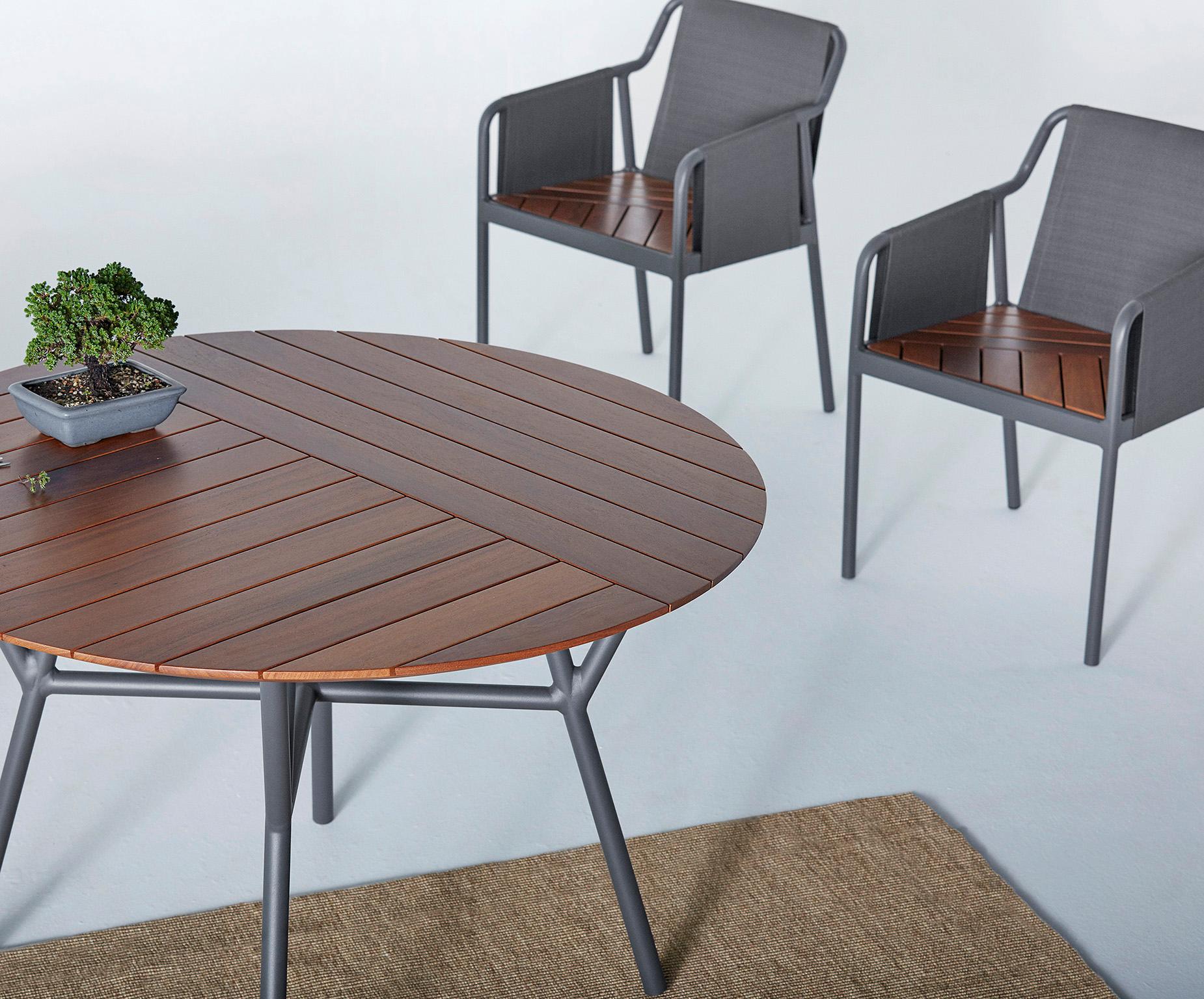 Minimalistischer Sessel für den Außenbereich aus Metall und Massivholz (21. Jahrhundert und zeitgenössisch) im Angebot