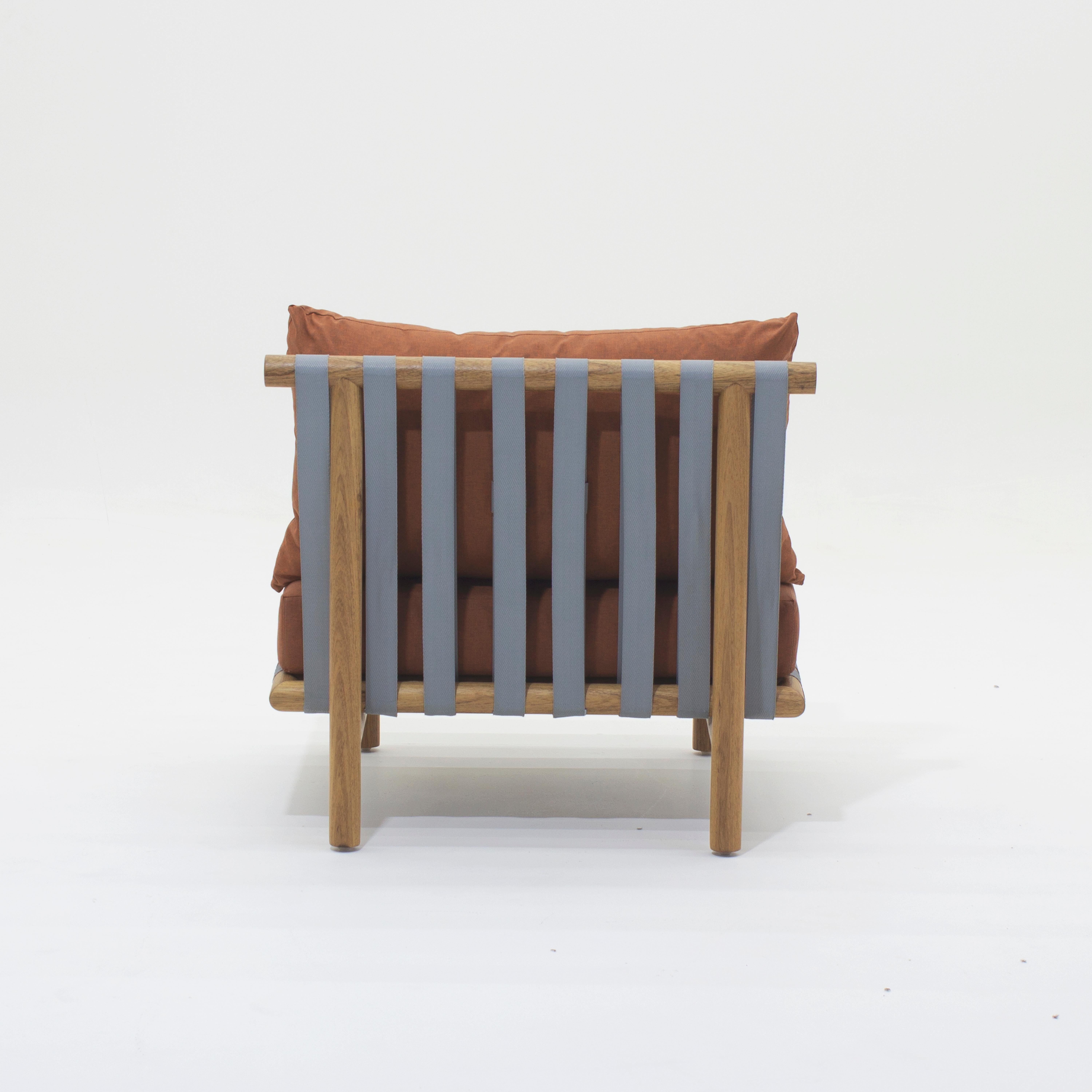 
Introducing the Serge Armchair by Lamas Design, an epitome of outdoor elegance and modern architectural sophistication. The Serge Armchair features a meticulously crafted geometric structure, utilizing a square grid to achieve impeccable