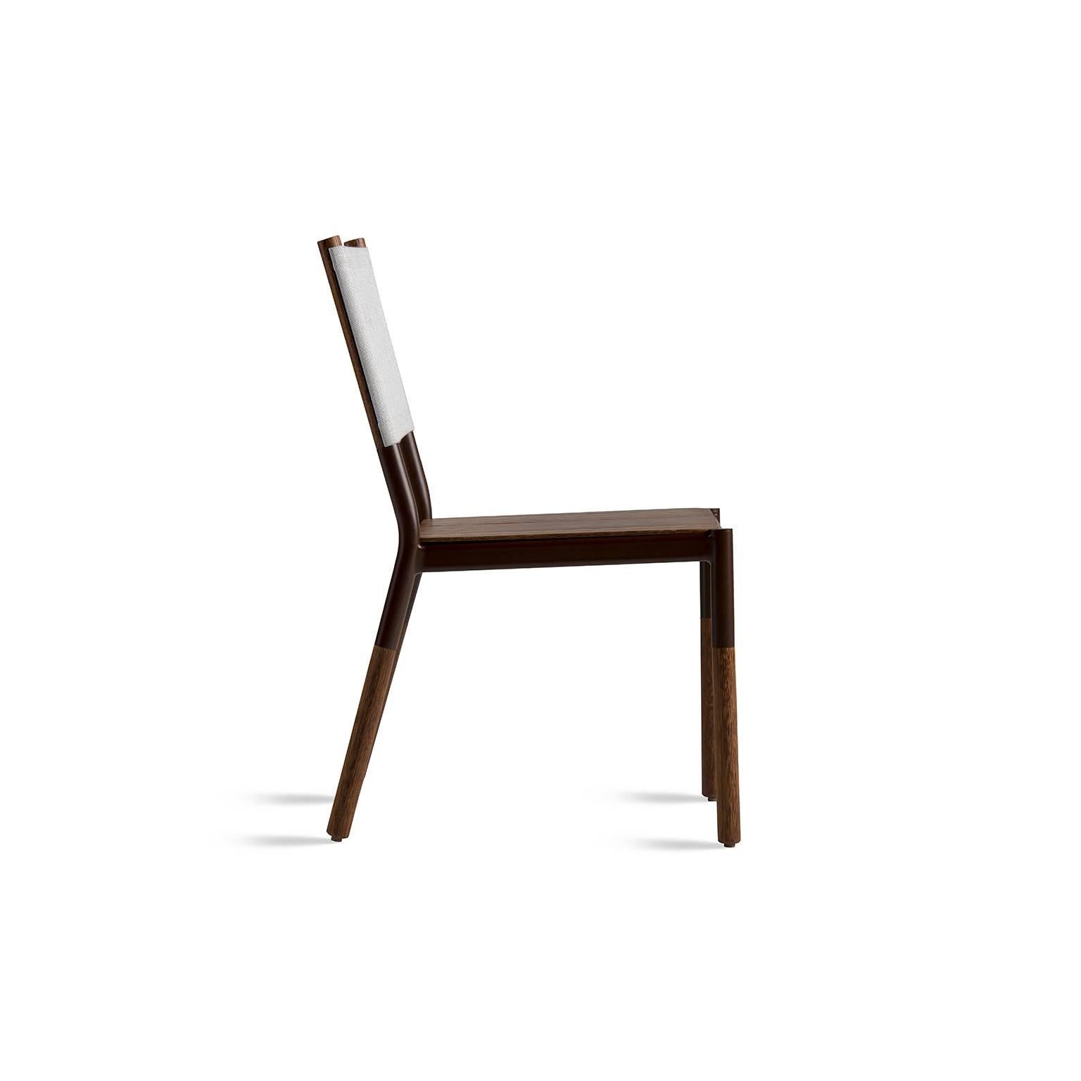Dieser minimalistische Stuhl ist aus Massivholz, Metall und Stoffen gefertigt und für den Außenbereich geeignet. Die Multi-Finish-Struktur des Stuhls wird mit Outdoor-Stoffen wie Batyline zu einer interessanten Outdoor-Lösung kombiniert. Unten das