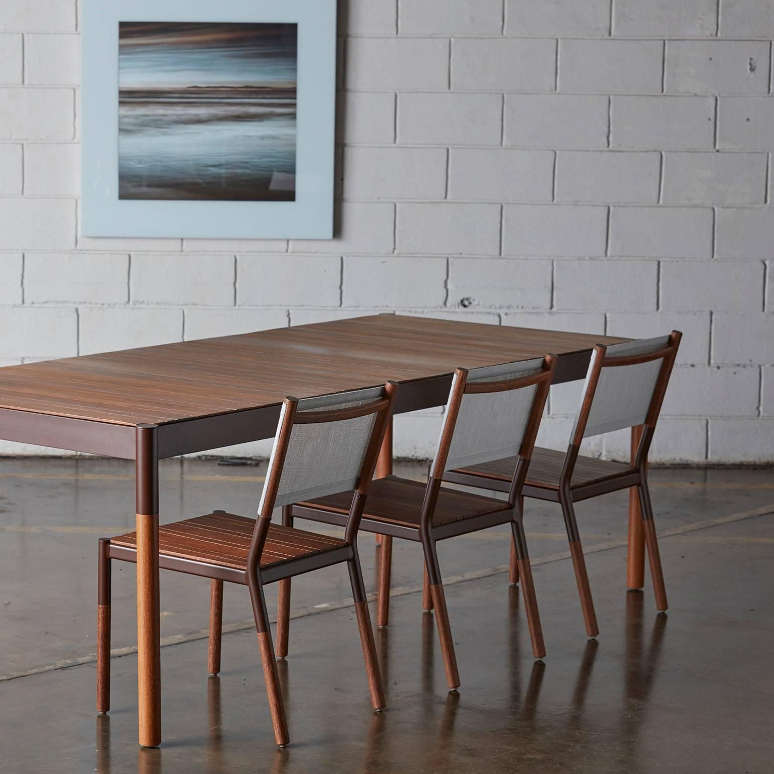 Minimalistischer Stuhl für den Außenbereich aus Hartholz, Metall und Stoff im Angebot 1