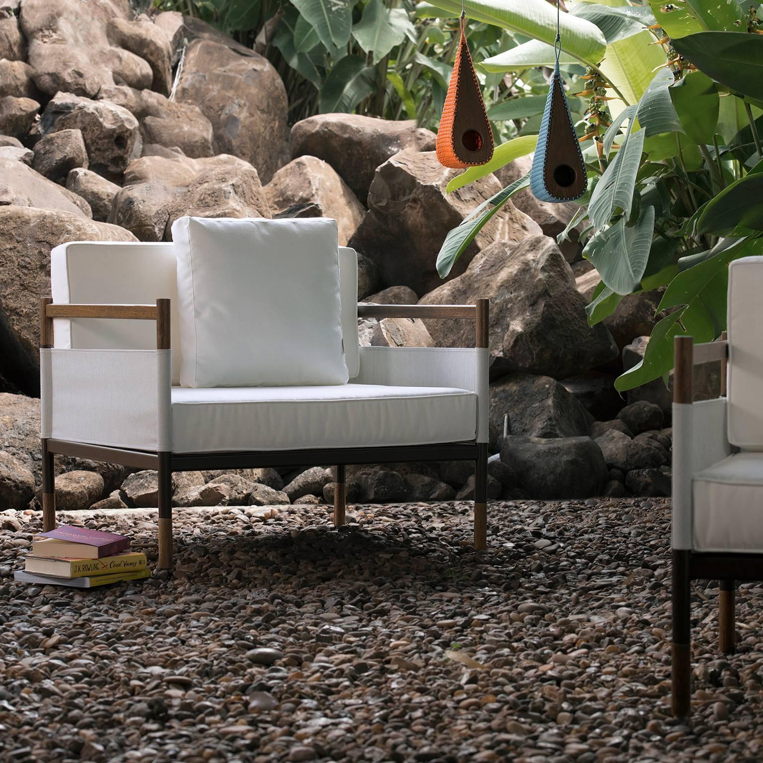 Dieser Lounge-Sessel für den Außenbereich wird auf Bestellung aus Hartholz, Metall und Stoffen hergestellt. Die auch als Sessel klassifizierte Struktur mit mehreren Oberflächen wird mit Outdoor-Stoffen wie Batyline kombiniert, um eine interessante