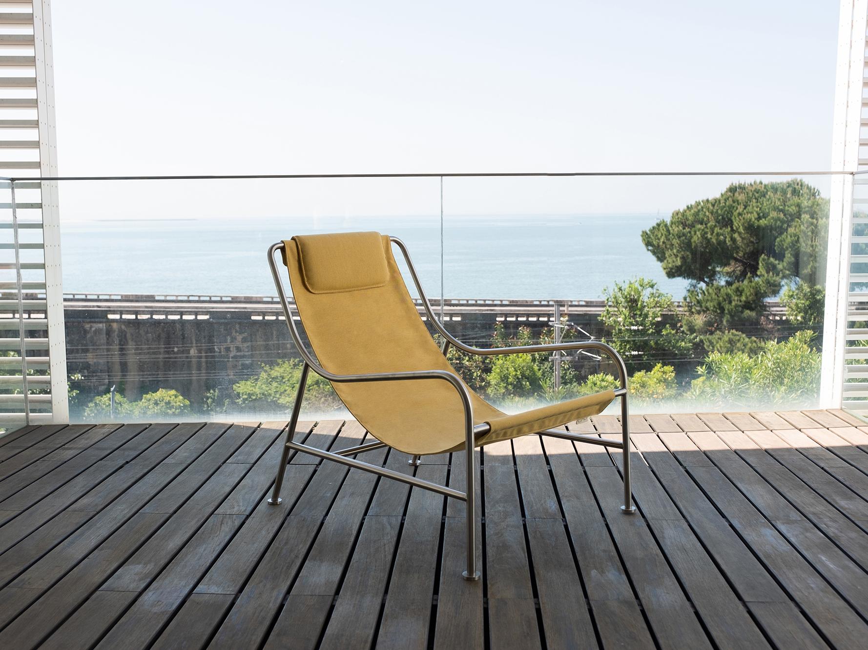 Minimalist Outdoor Lounge Chair in 