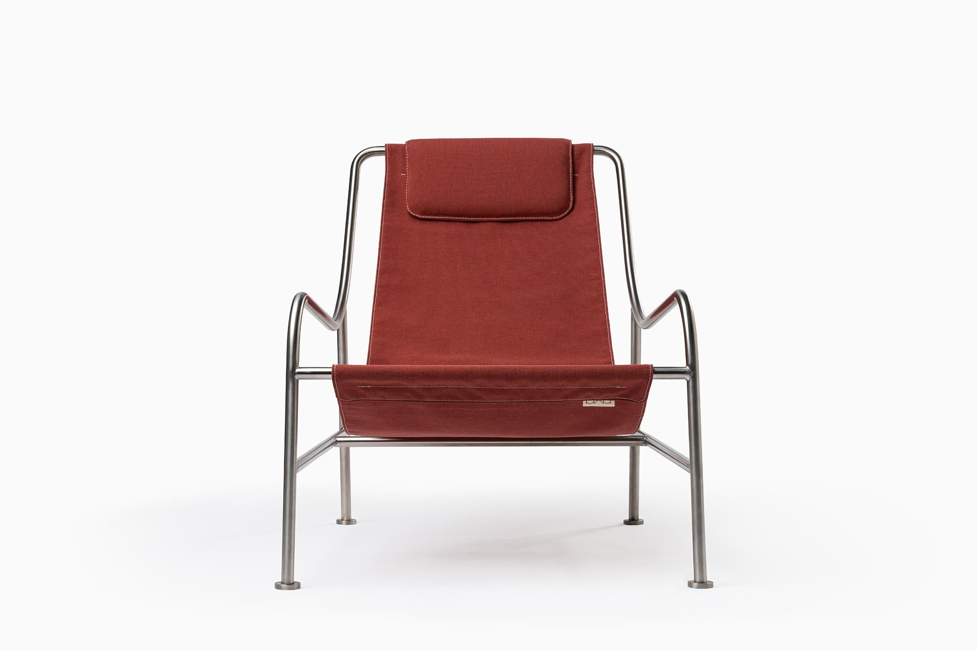 Die Outdoor-Variante des LISBOA-Sessels lädt dazu ein, sich in der Sonne zu entspannen und die langen Tage und lauen Sommernächte zu genießen. 

Der für das Leben im Freien konzipierte Stuhl ist dank der offenen Struktur aus Edelstahlrohren sehr