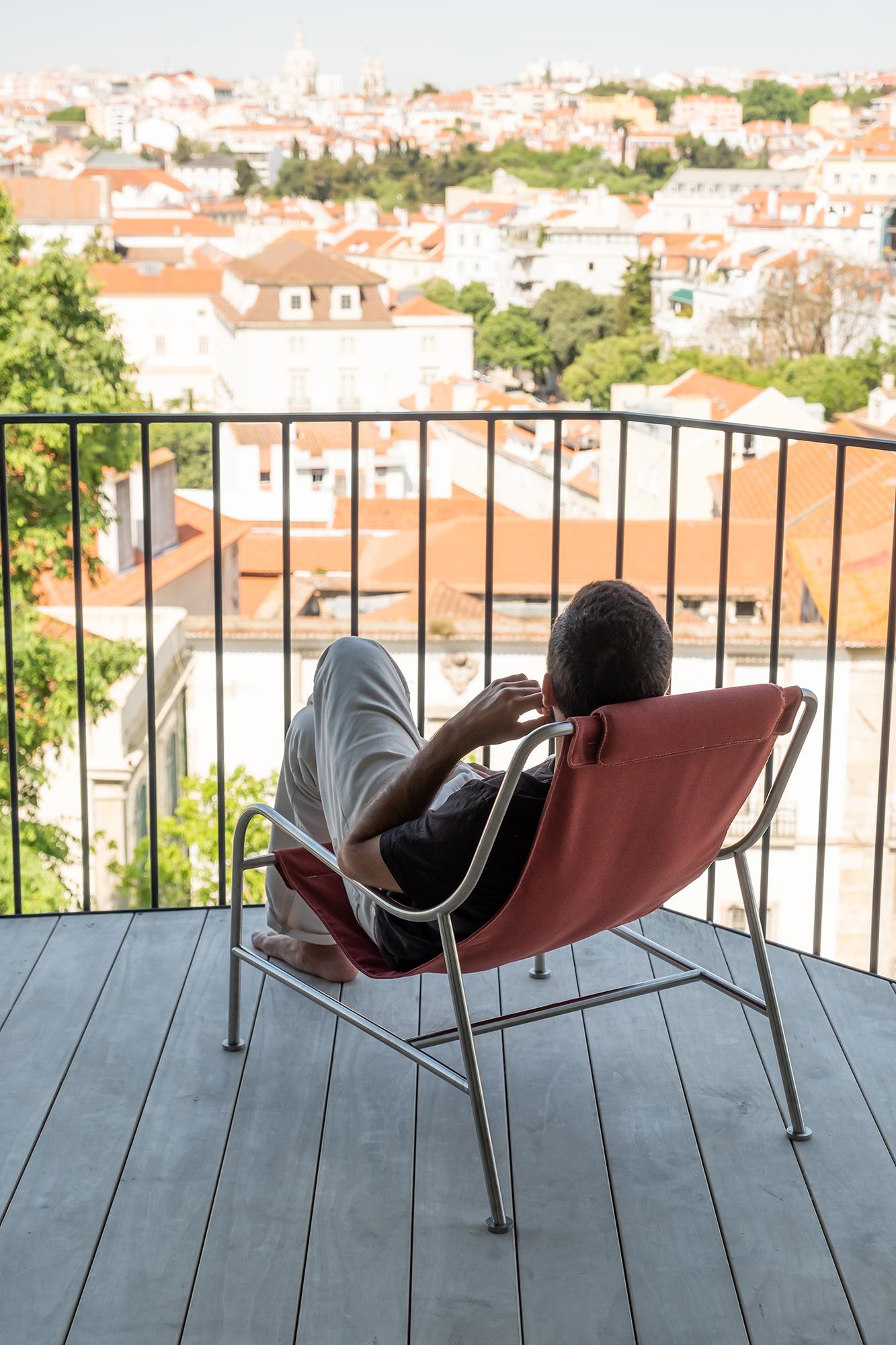 Die Outdoor-Version des LISBOA-Sessels lädt dazu ein, sich in der Sonne zu entspannen und die langen Tage und warmen Sommernächte zu genießen. 

Der für das Leben im Freien konzipierte Stuhl ist dank der offenen Struktur aus Edelstahlrohren sehr