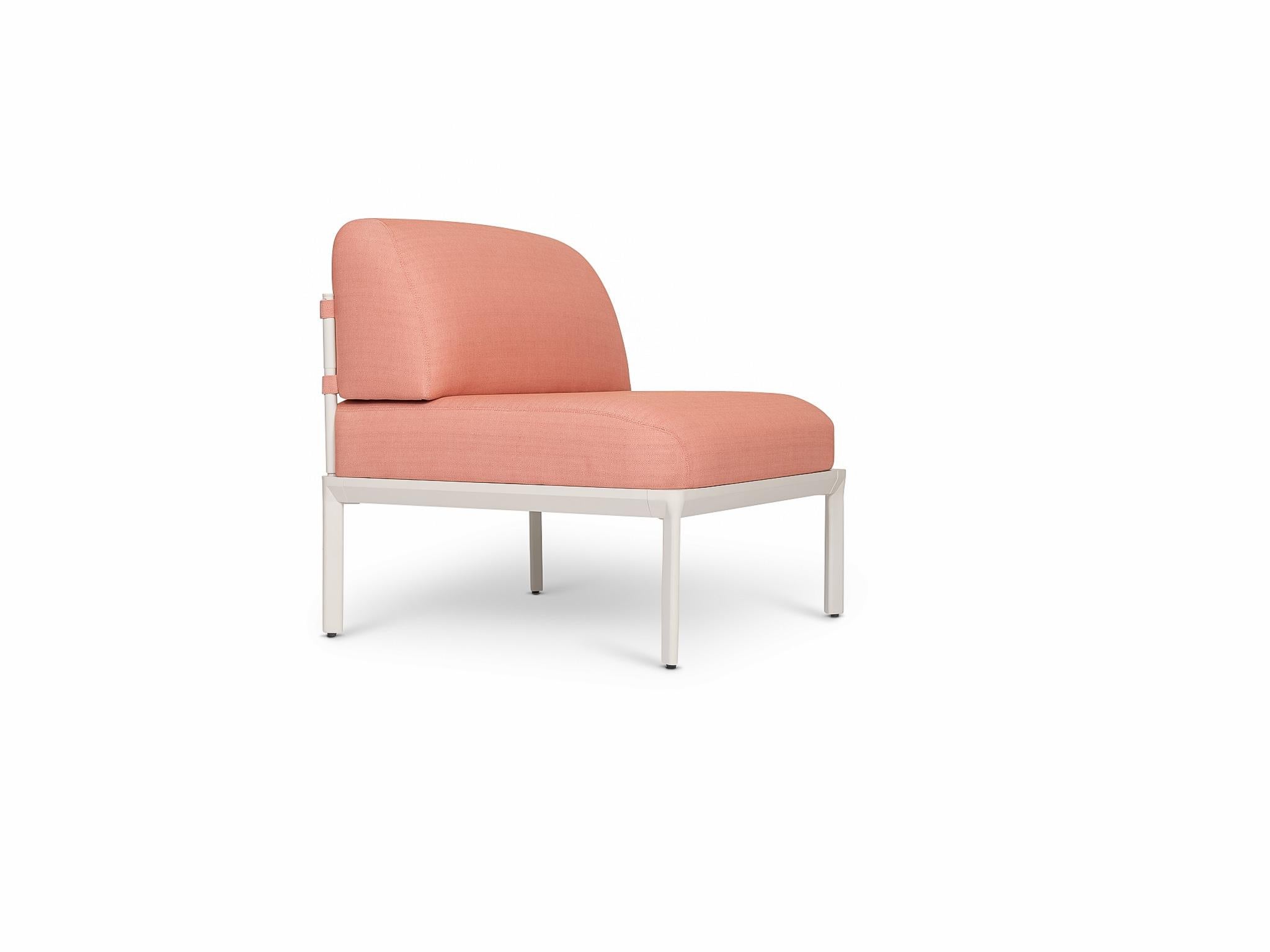 Cet ensemble sectionnel d'extérieur contemporain est un ajout étonnant et polyvalent à tout espace de vie extérieur. Fabriqué de manière experte en aluminium moulé revêtu de poudre, l'ensemble comprend deux chaises longues modulaires, une causeuse