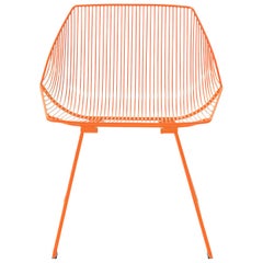 Sedia da salotto minimalista in filo metallico per esterni, la Bunny Lounge in arancione