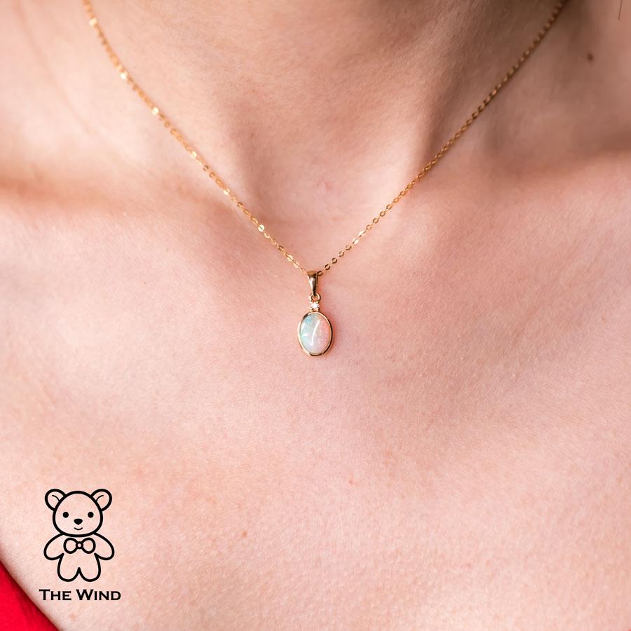 Arts and Crafts Collier pendentif minimaliste ovale australien en or jaune 18 carats, opale massive et diamants en vente