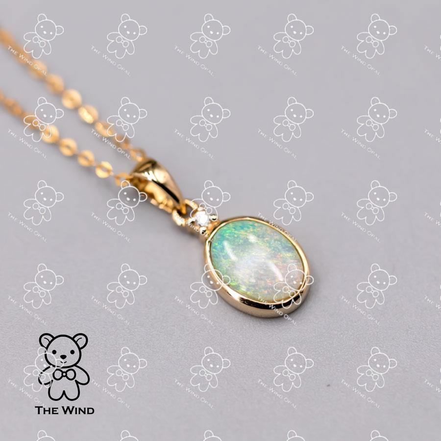 Taille ovale Collier pendentif minimaliste ovale australien en or jaune 18 carats, opale massive et diamants en vente