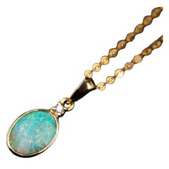 Collana minimalista con ciondolo ovale di opale australiano solido e diamanti in oro giallo 18 carati