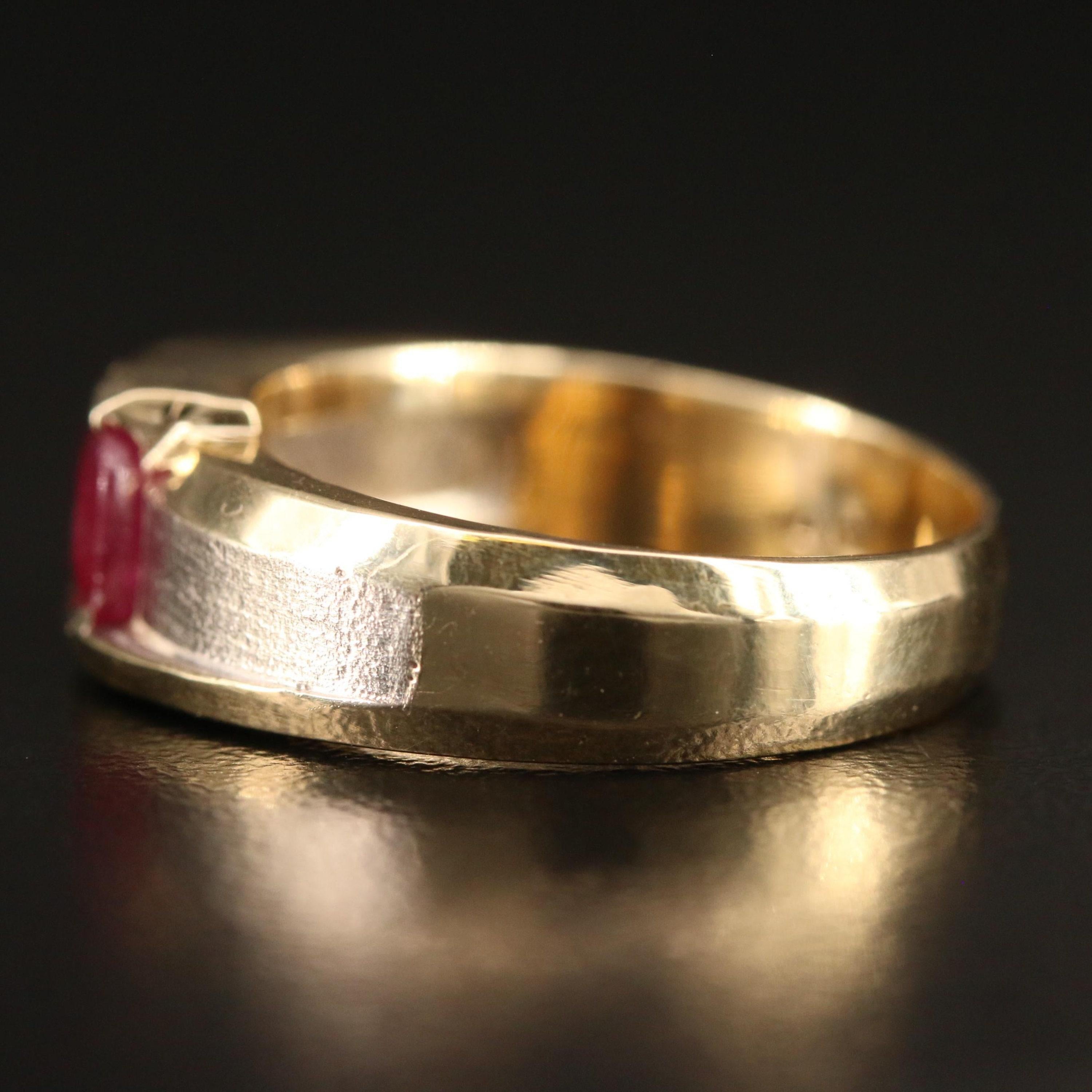 Im Angebot: Promise-Ring, antikes Gelbgold, Rubin im Ovalschliff, Modischer Ring () 2