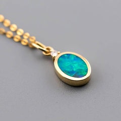 Collier minimaliste doublet ovale d'opales et de diamants en or jaune 14k