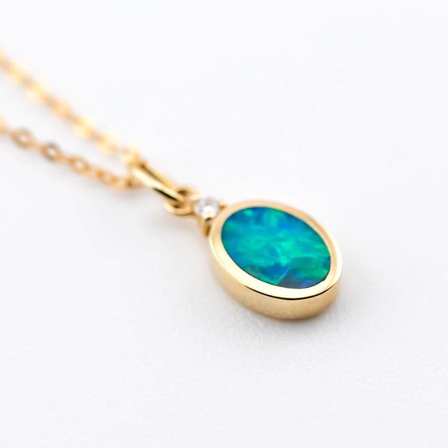 Taglio ovale Collana minimalista con doppietta ovale di opali e diamanti in oro giallo 14k in vendita