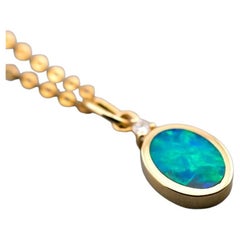 Collier minimaliste doublet ovale d'opales et de diamants en or jaune 14k