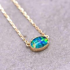 Minimalistische oval geformte dreifache Opal-Halskette aus 18 Karat Gelbgold