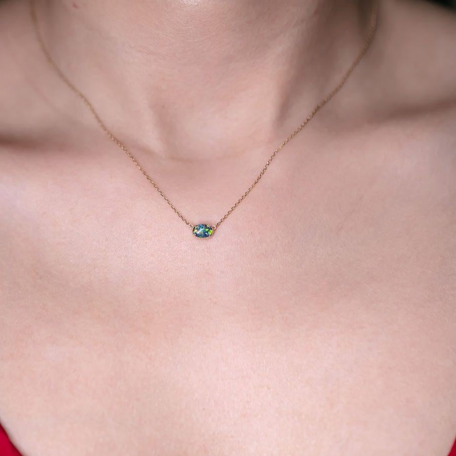 Arts and Crafts Collier minimaliste à trois opales ovales en or jaune 18 carats en vente