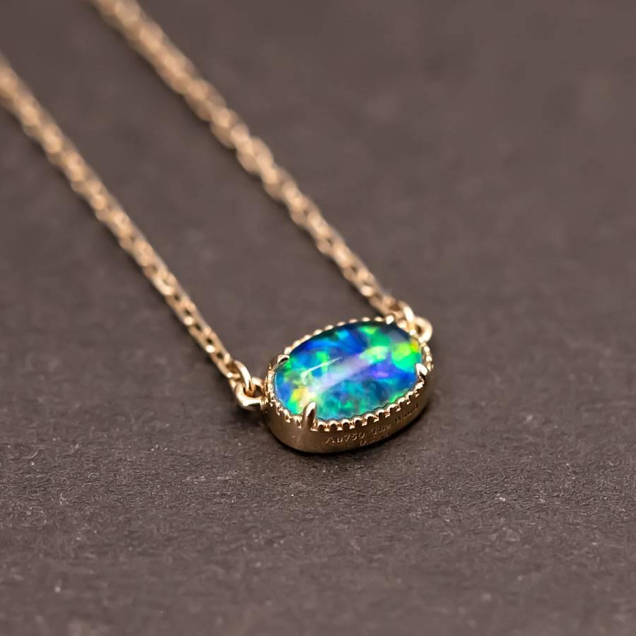 Taille ovale Collier minimaliste à trois opales ovales en or jaune 18 carats en vente