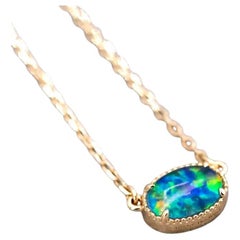 Minimalistische oval geformte dreifache Opal-Halskette aus 18 Karat Gelbgold