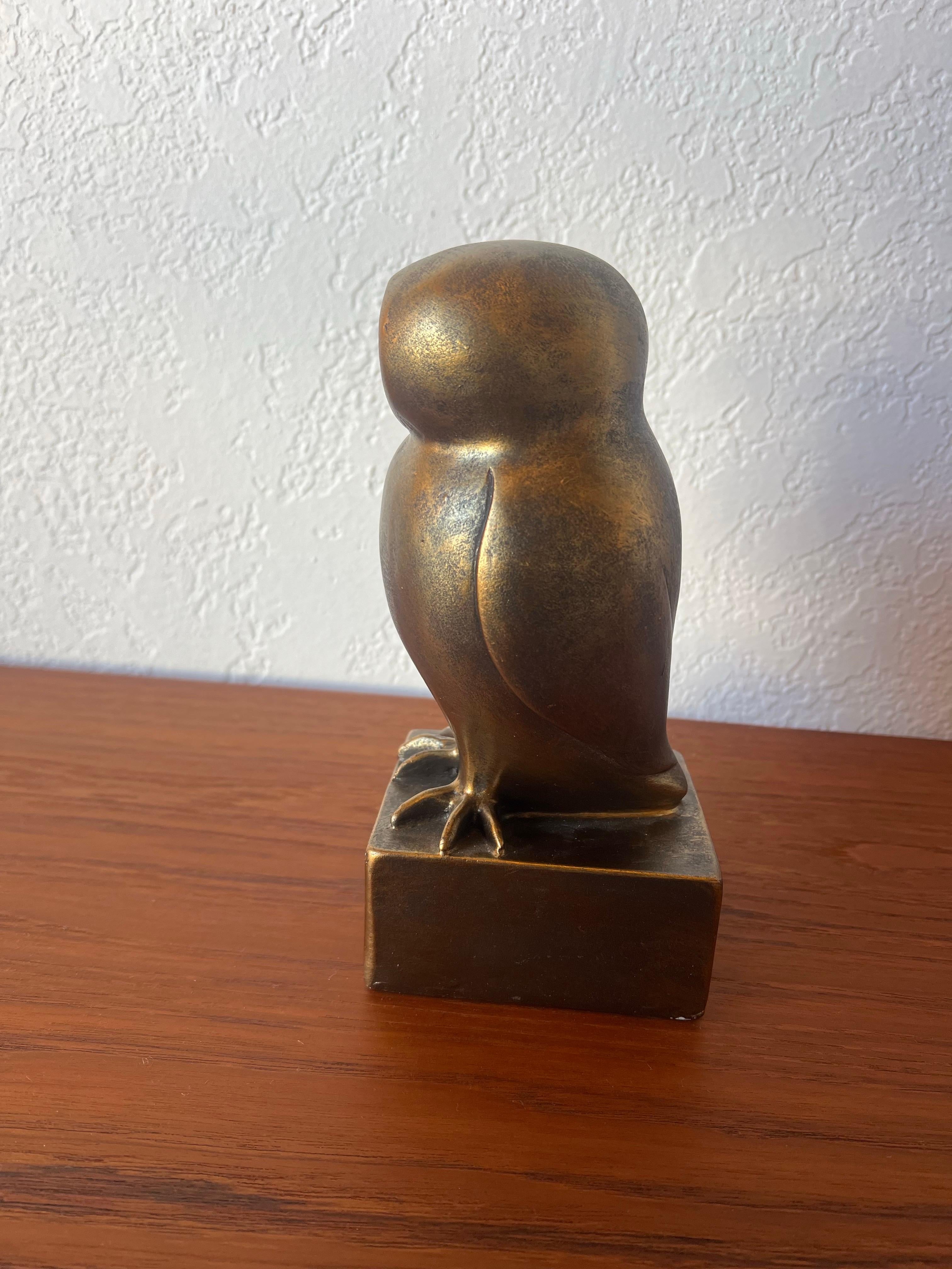 Scultura minimalista di gufo degli anni '70 realizzata in resina con finitura in bronzo, creata dall'artista francese Francois Pompon, in ottime condizioni e linee.