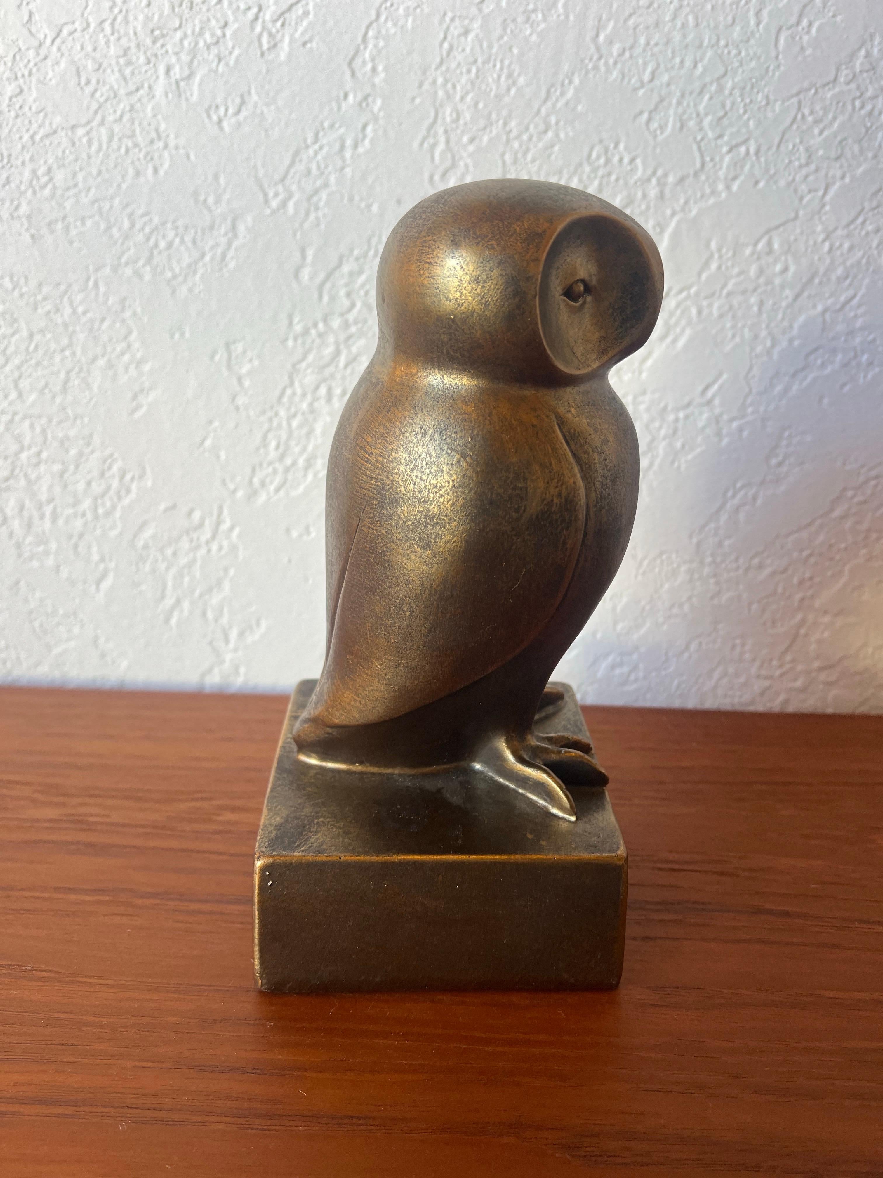 Resina Scultura minimalista di gufo di Francois Pompon in vendita