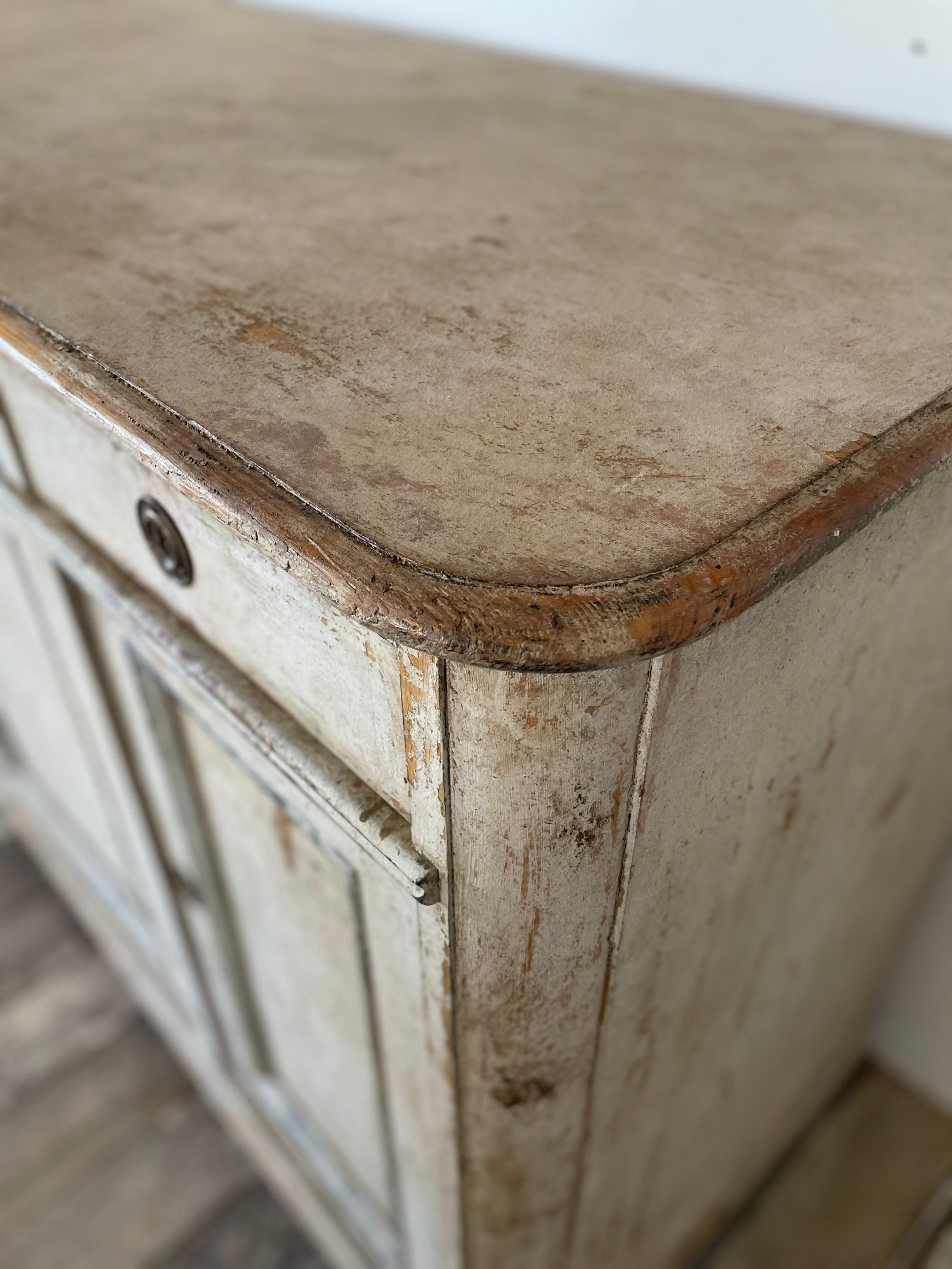 Minimalist Painted French Sideboard, circa 20th Century In Good Condition For Sale In San Angelo, TX