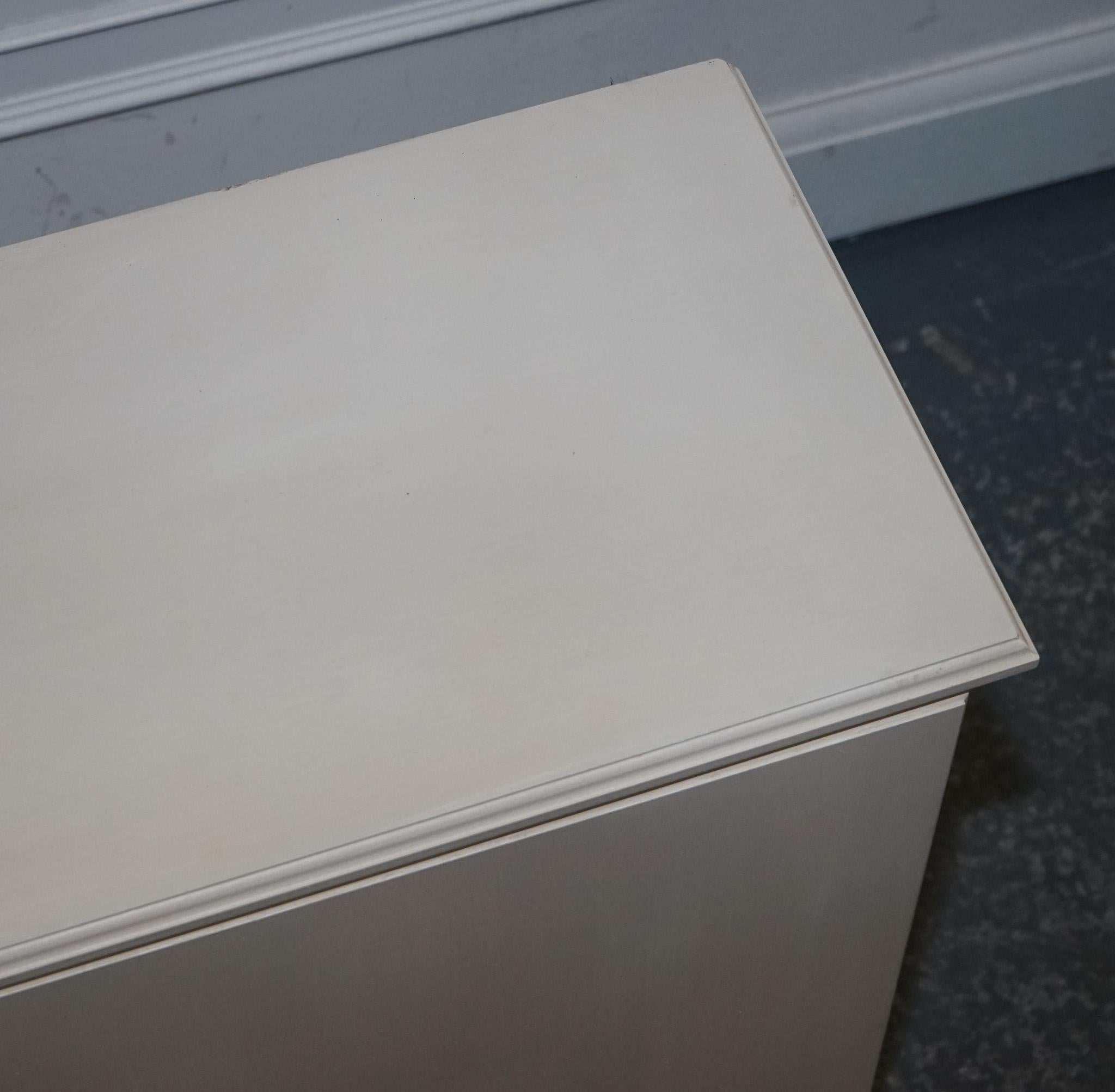 ARMADIO MINIMALISTICO VERNICIATO BIANCO CON NODI IN OTTONE ABBINATI A TAVOLI DISPONIBILI in vendita 3