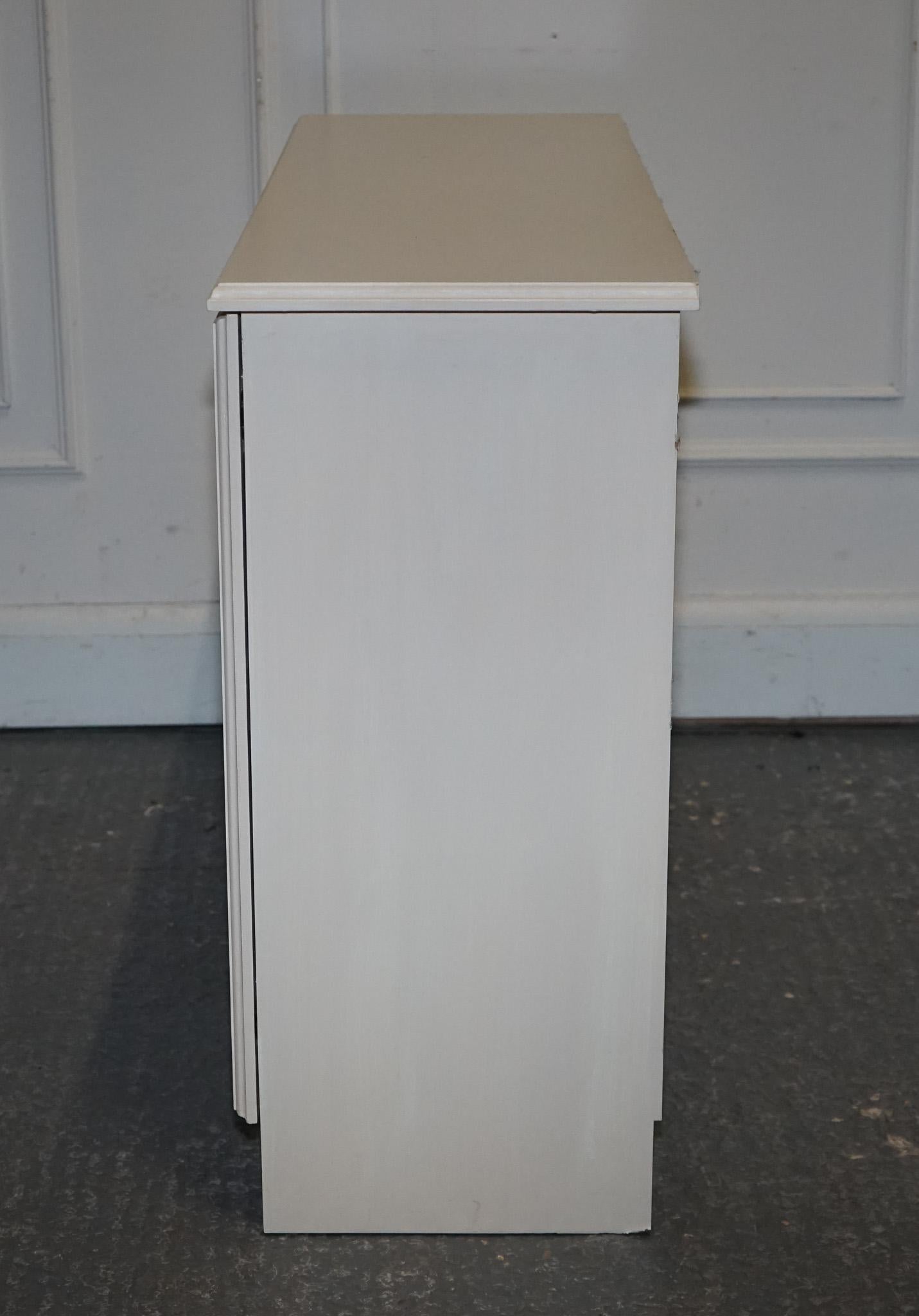 ARMADIO MINIMALISTICO VERNICIATO BIANCO CON NODI IN OTTONE ABBINATI A TAVOLI DISPONIBILI in vendita 4