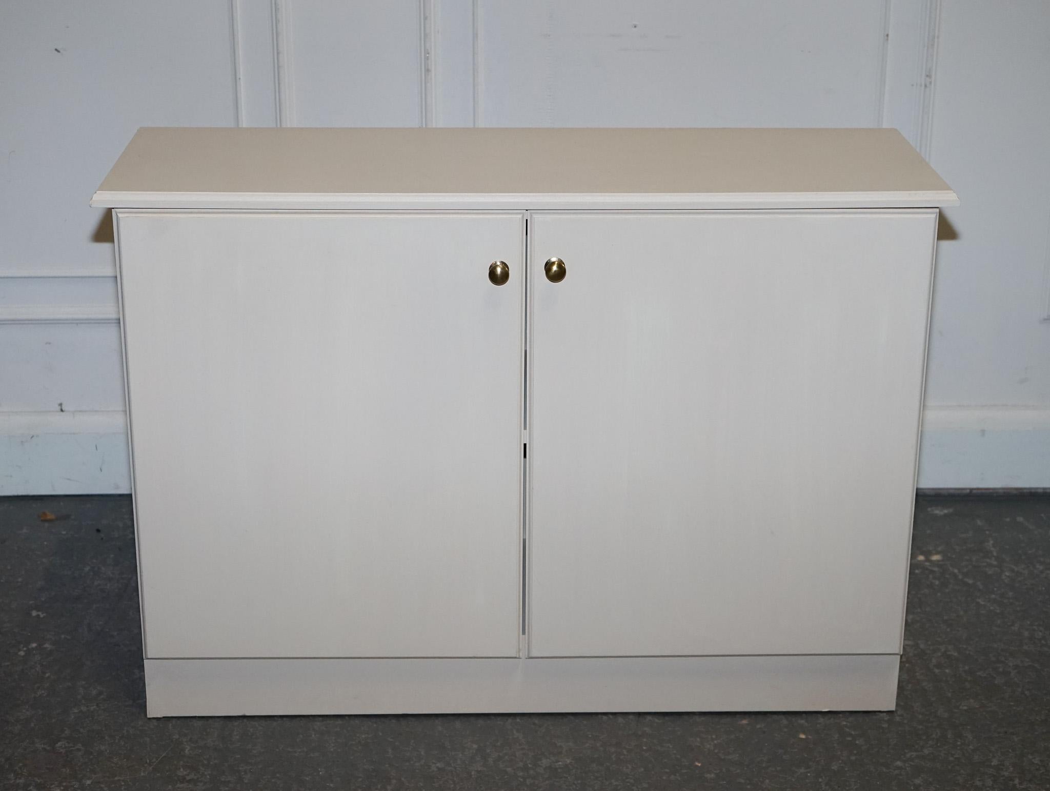 Antiquariato di Londra



Un mobile contenitore a due ante elegante e versatile, rifinito in bianco tenue, caratterizzato da linee semplici e pulite e da sobri pomelli rotondi in ottone per un tocco di eleganza.

Questo pezzo offre una pratica