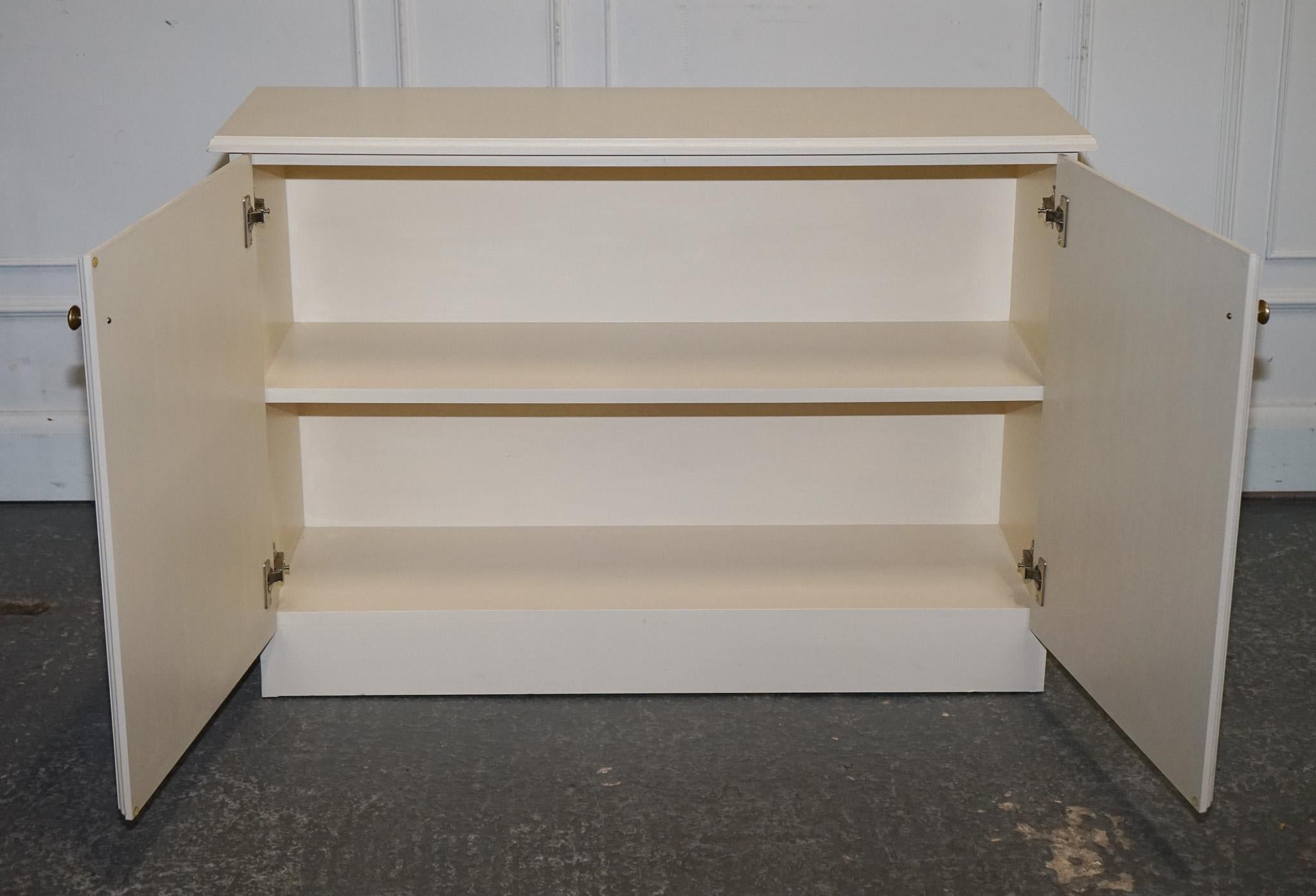 Britannico ARMADIO MINIMALISTICO VERNICIATO BIANCO CON NODI IN OTTONE ABBINATI A TAVOLI DISPONIBILI in vendita