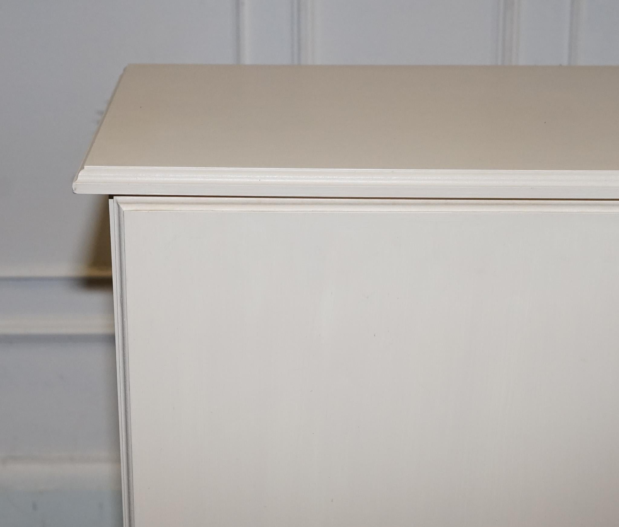 Fatto a mano ARMADIO MINIMALISTICO VERNICIATO BIANCO CON NODI IN OTTONE ABBINATI A TAVOLI DISPONIBILI in vendita