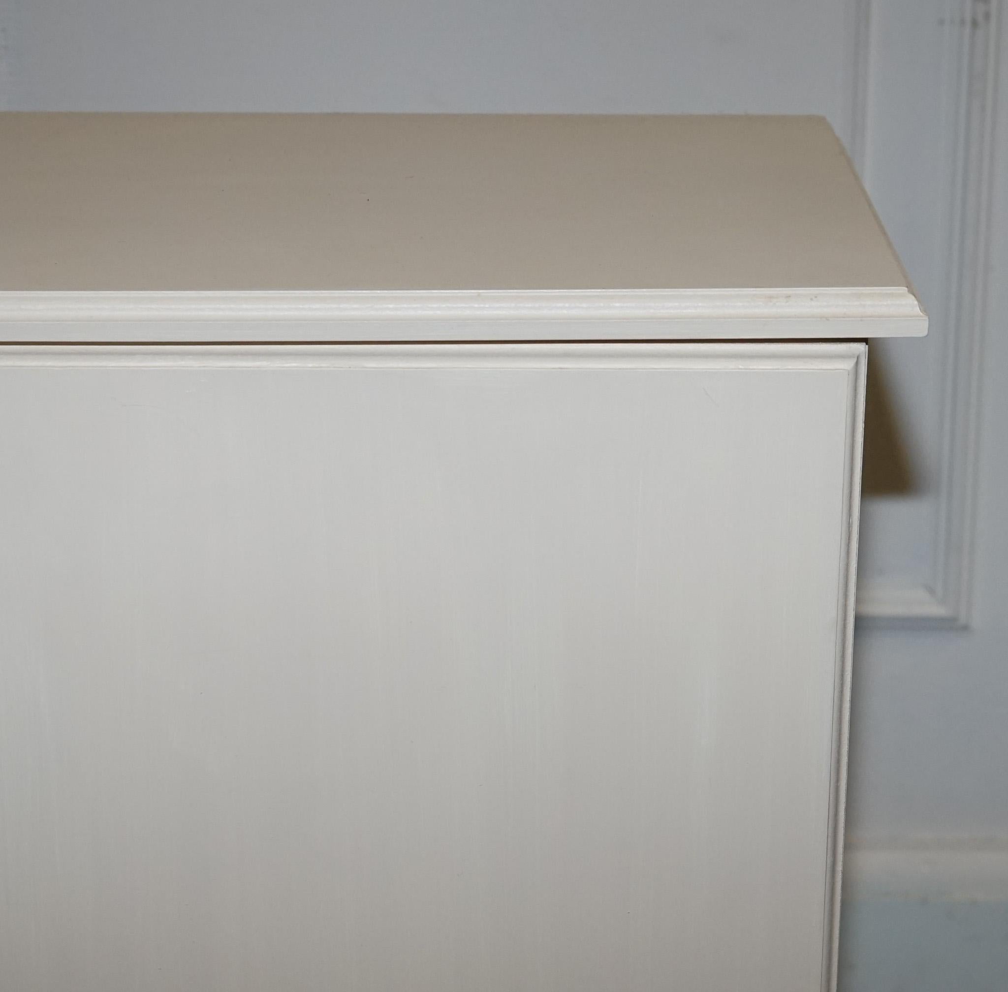 ARMADIO MINIMALISTICO VERNICIATO BIANCO CON NODI IN OTTONE ABBINATI A TAVOLI DISPONIBILI In condizioni buone in vendita a Pulborough, GB