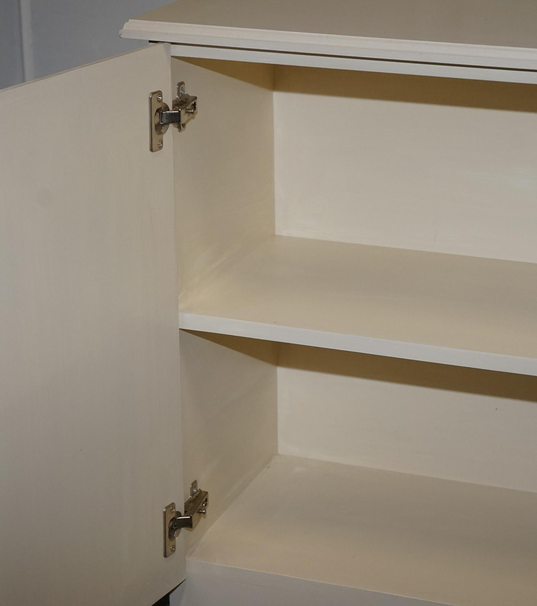 XX secolo ARMADIO MINIMALISTICO VERNICIATO BIANCO CON NODI IN OTTONE ABBINATI A TAVOLI DISPONIBILI in vendita