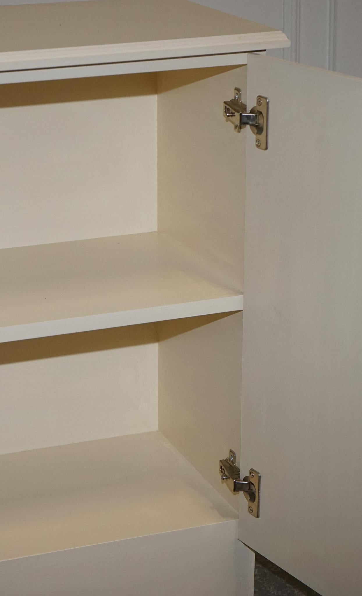Legno massiccio ARMADIO MINIMALISTICO VERNICIATO BIANCO CON NODI IN OTTONE ABBINATI A TAVOLI DISPONIBILI in vendita