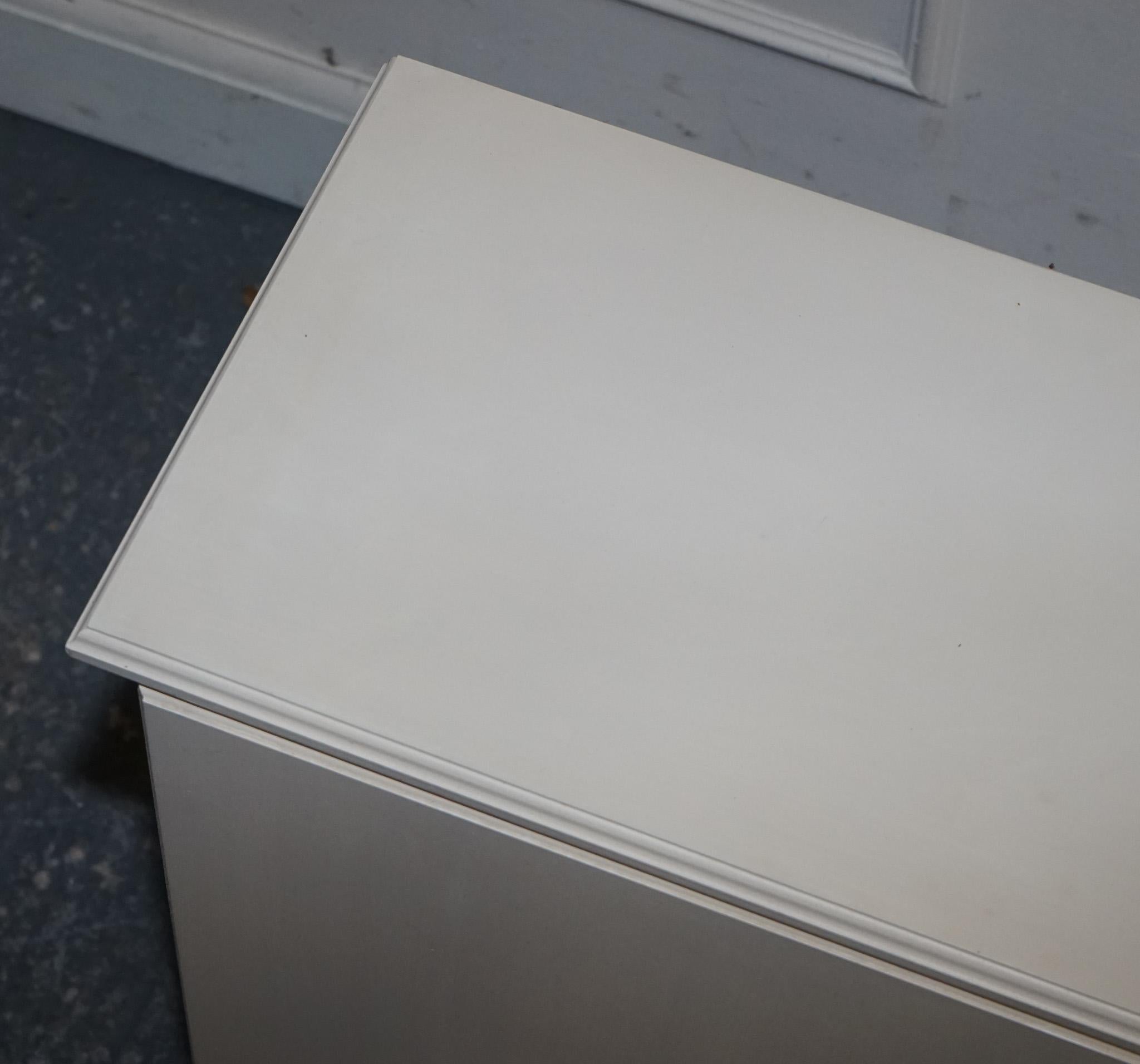 ARMADIO MINIMALISTICO VERNICIATO BIANCO CON NODI IN OTTONE ABBINATI A TAVOLI DISPONIBILI in vendita 2