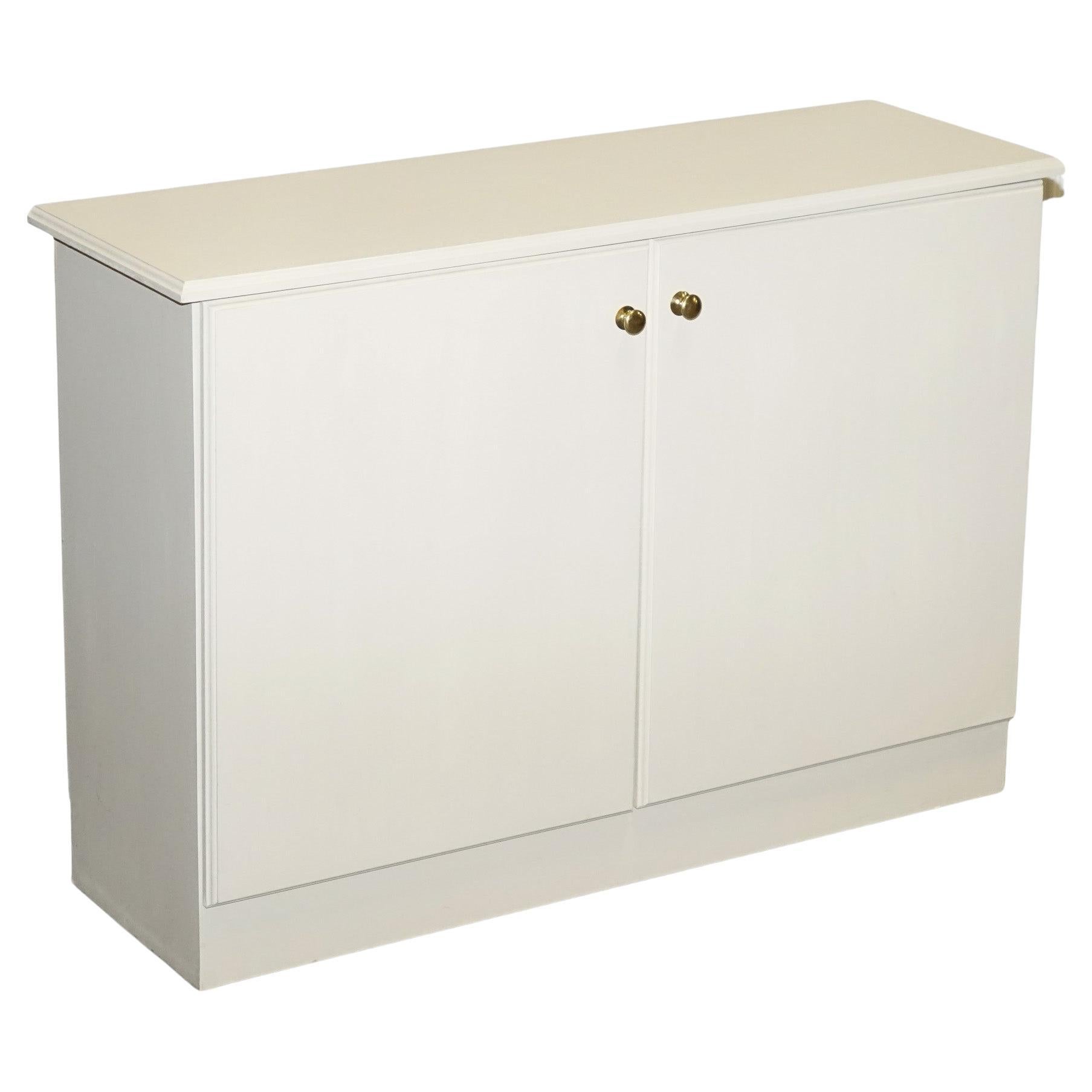 ARMADIO MINIMALISTICO VERNICIATO BIANCO CON NODI IN OTTONE ABBINATI A TAVOLI DISPONIBILI in vendita