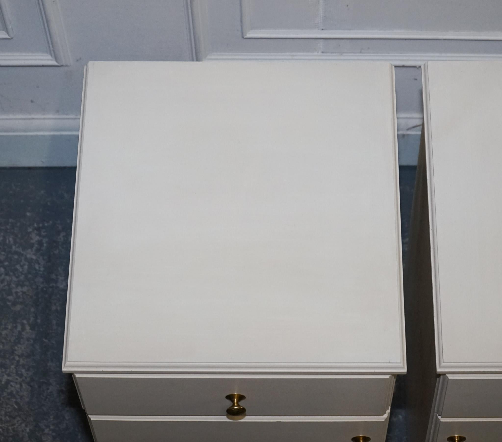 MINIMALIST PAiR OF PAINTED WHITE BEDSIDE CABINETS WITH BRASS KNOBS NIGHTSTANDS For Sale 3