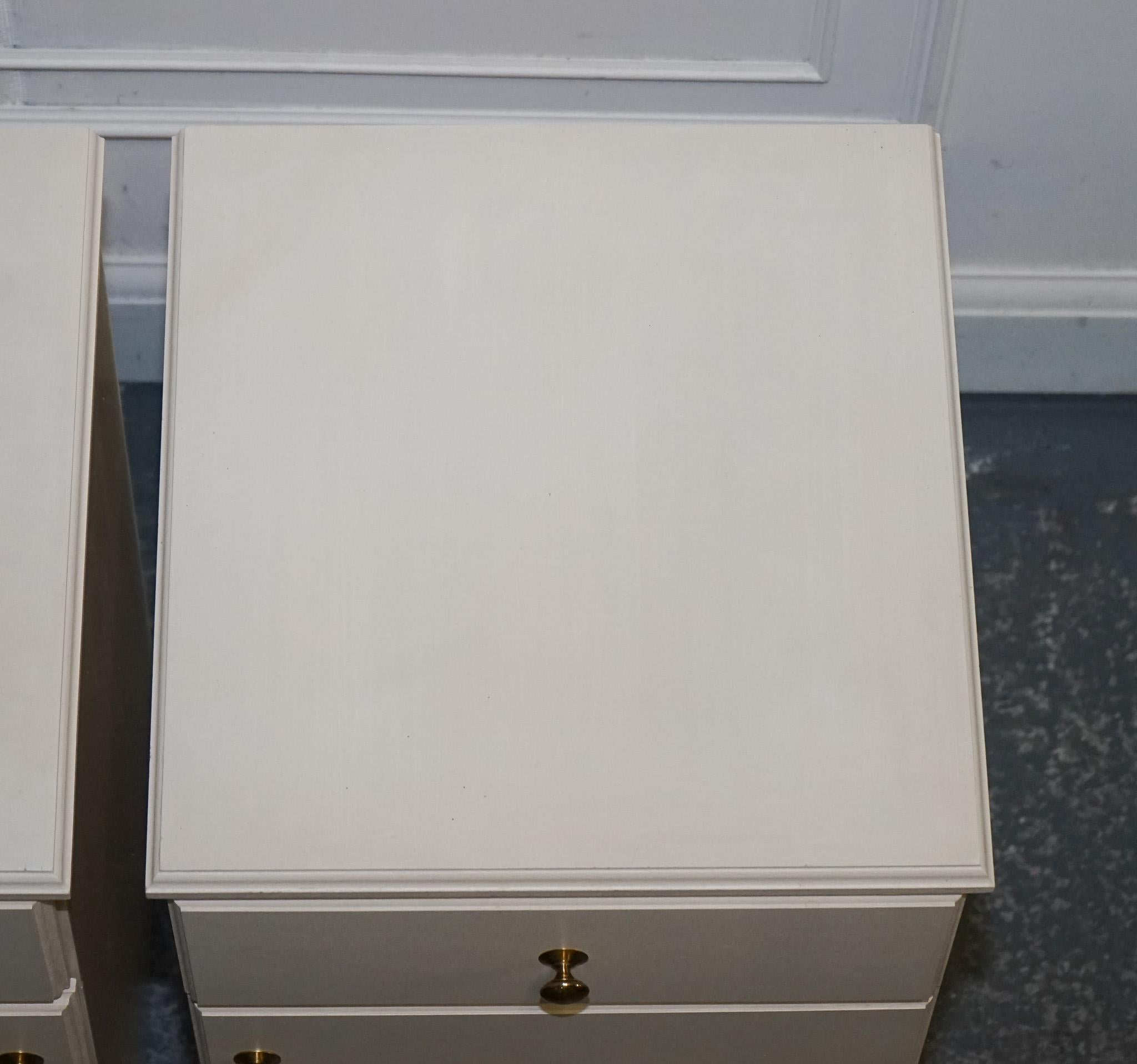 MINIMALIST PAiR OF PAINTED WHITE BEDSIDE CABINETS WITH BRASS KNOBS NIGHTSTANDS For Sale 4