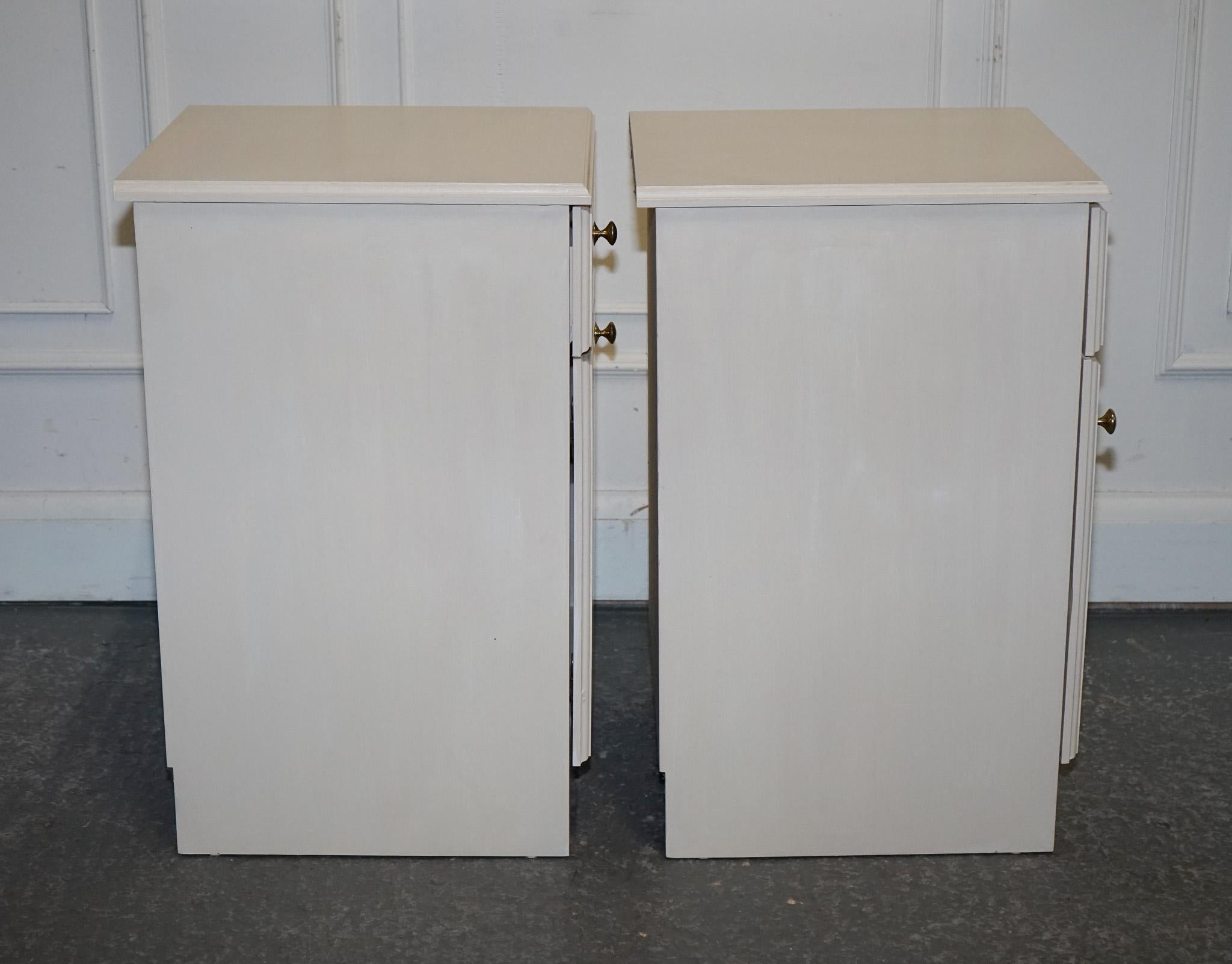MINIMALIST PAiR OF PAINTED WHITE BEDSIDE CABINETS WITH BRASS KNOBS NIGHTSTANDS For Sale 5