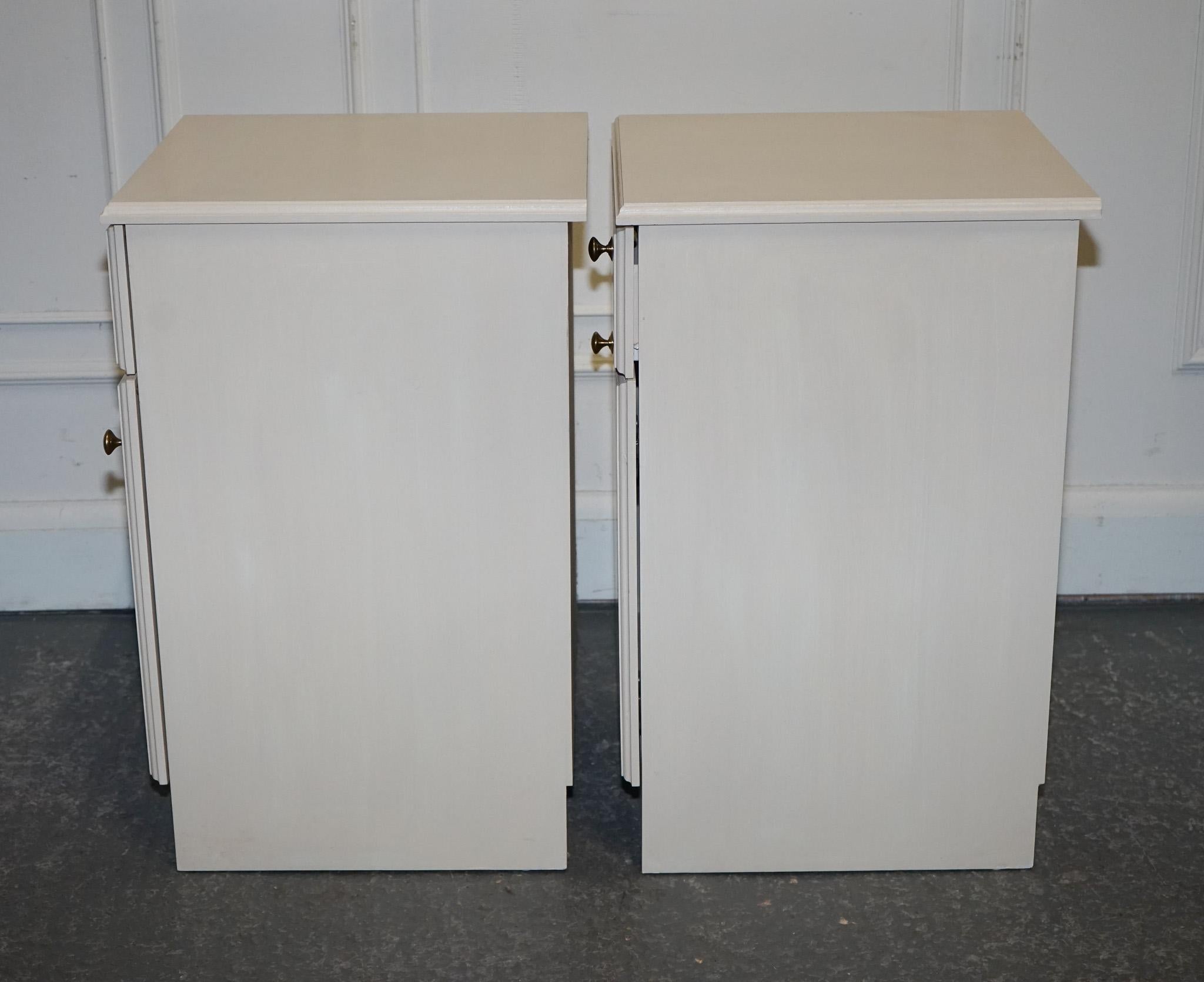 MINIMALIST PAiR OF PAINTED WHITE BEDSIDE CABINETS WITH BRASS KNOBS NIGHTSTANDS For Sale 6