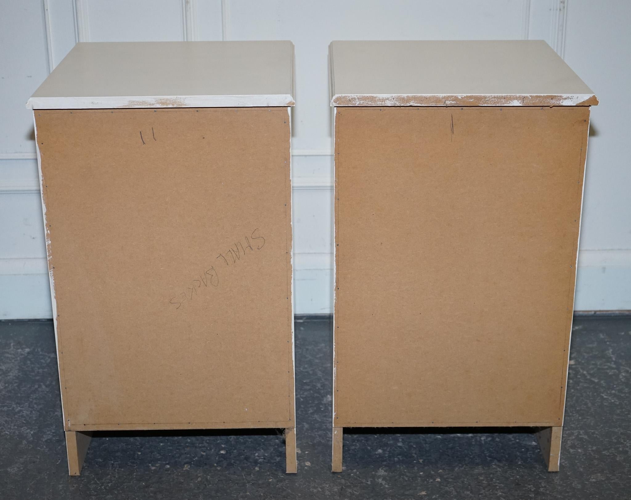 MINIMALIST PAiR OF PAINTED WHITE BEDSIDE CABINETS WITH BRASS KNOBS NIGHTSTANDS For Sale 7