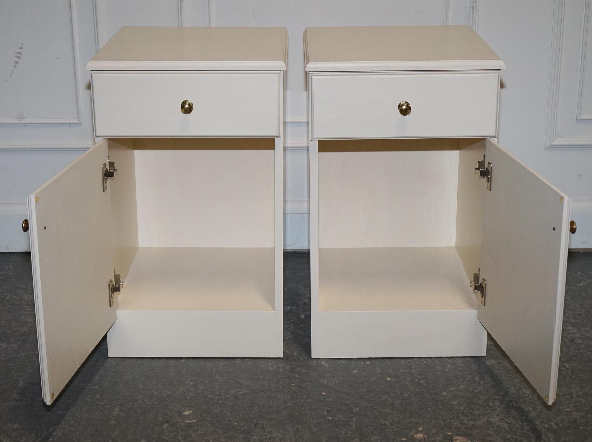 British MINIMALIST PAiR OF PAINTED WHITE BEDSIDE CABINETS WITH BRASS KNOBS NIGHTSTANDS For Sale