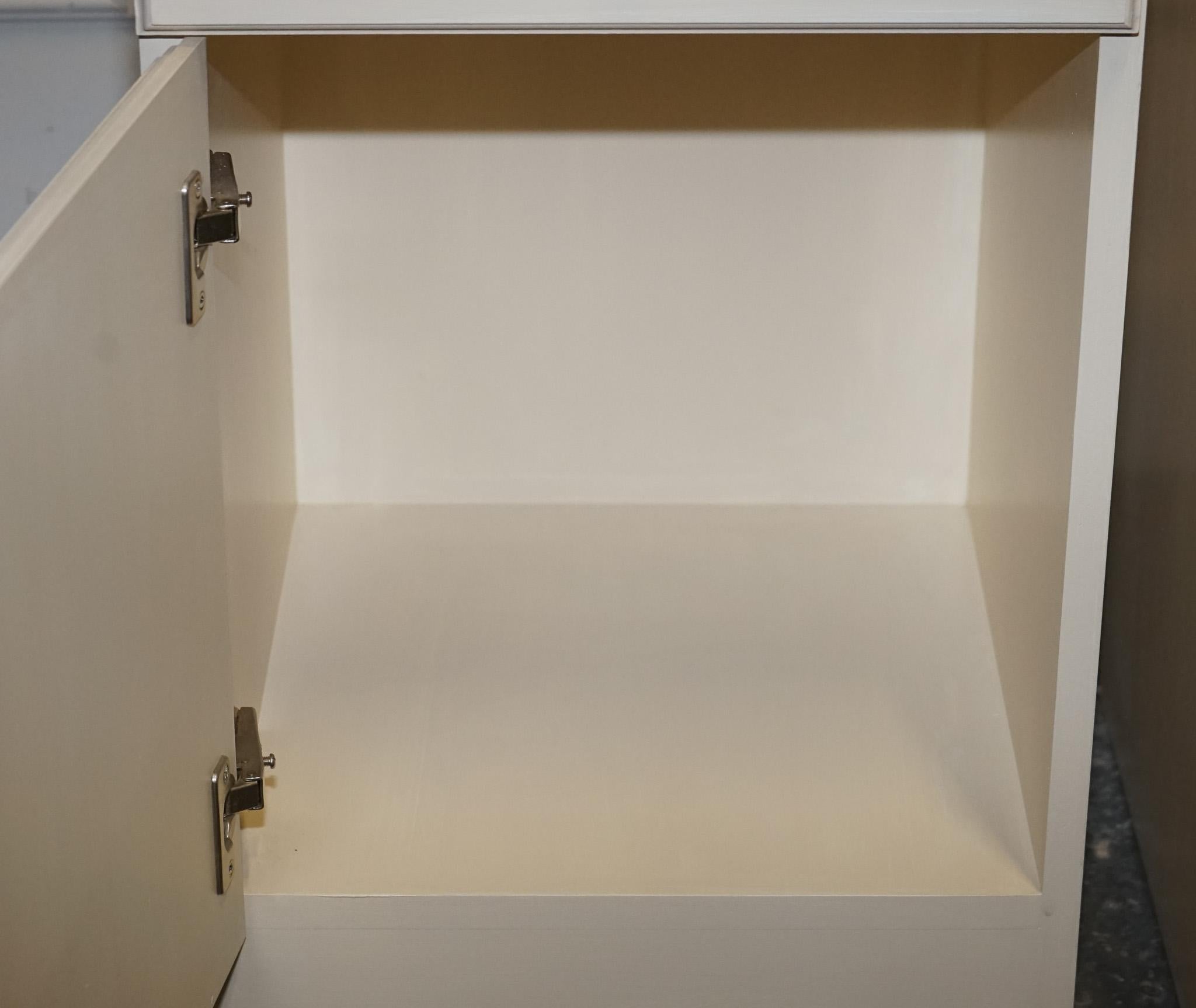 Hand-Crafted MINIMALIST PAiR OF PAINTED WHITE BEDSIDE CABINETS WITH BRASS KNOBS NIGHTSTANDS For Sale