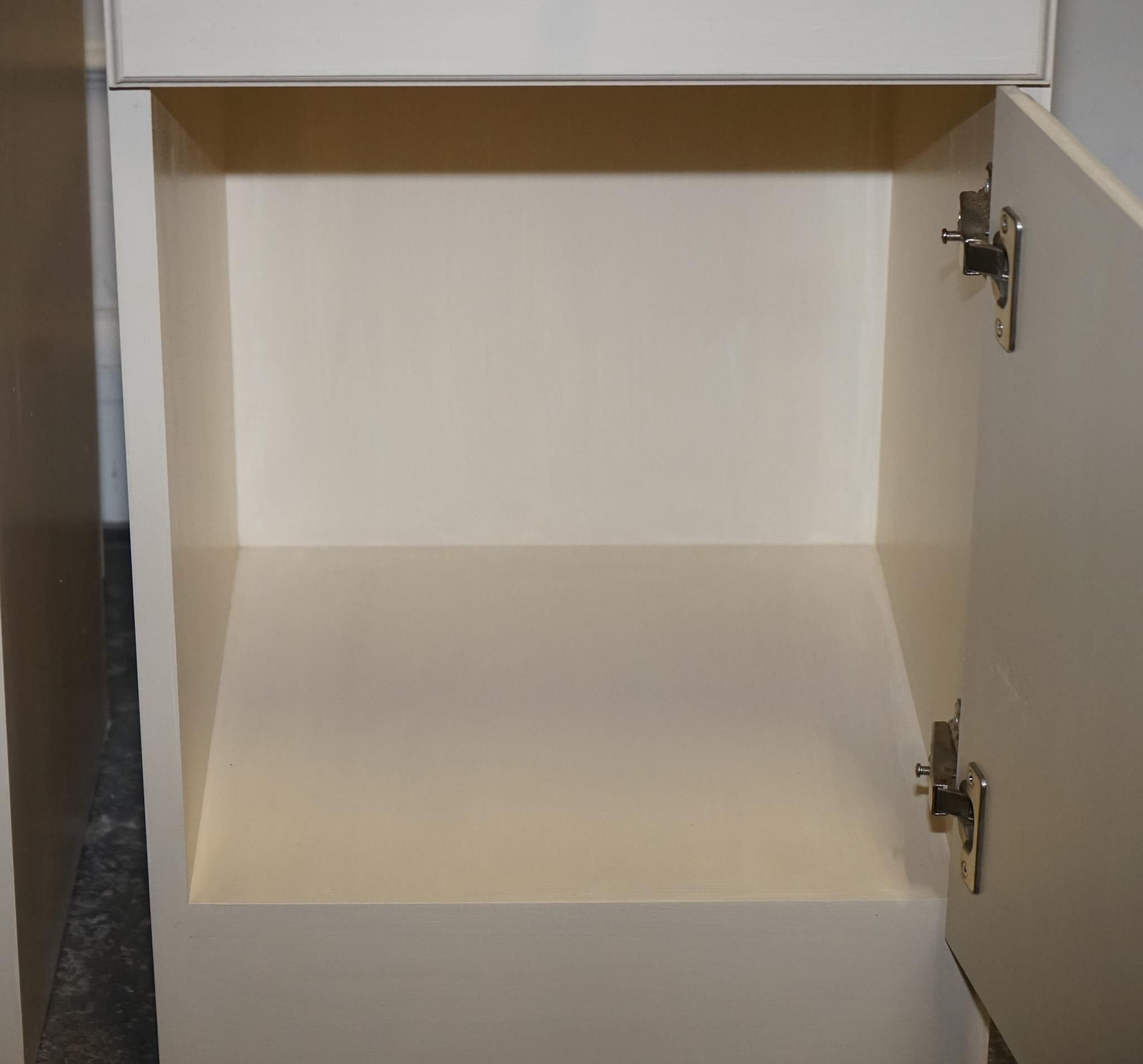 MINIMALIST PAiR OF PAINTED WHITE BEDSIDE CABINETS WITH BRASS KNOBS NIGHTSTANDS In Good Condition For Sale In Pulborough, GB