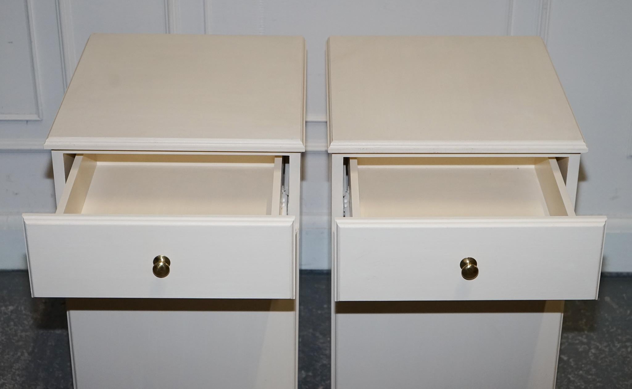 20th Century MINIMALIST PAiR OF PAINTED WHITE BEDSIDE CABINETS WITH BRASS KNOBS NIGHTSTANDS For Sale