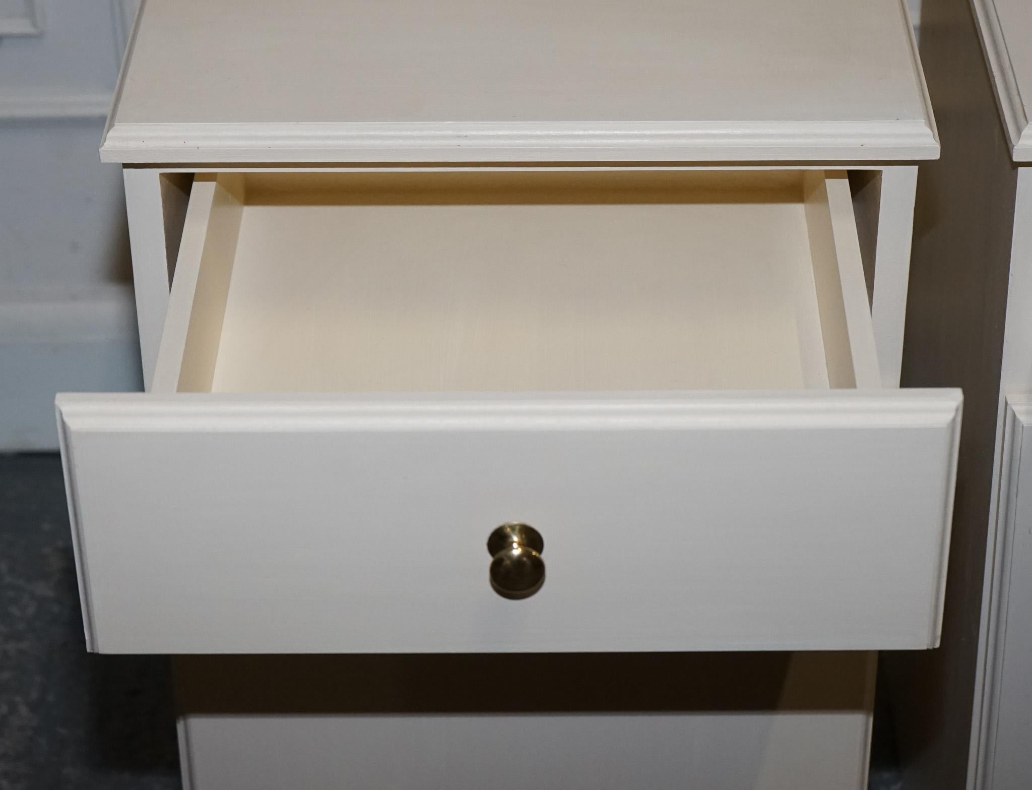 Hardwood MINIMALIST PAiR OF PAINTED WHITE BEDSIDE CABINETS WITH BRASS KNOBS NIGHTSTANDS For Sale