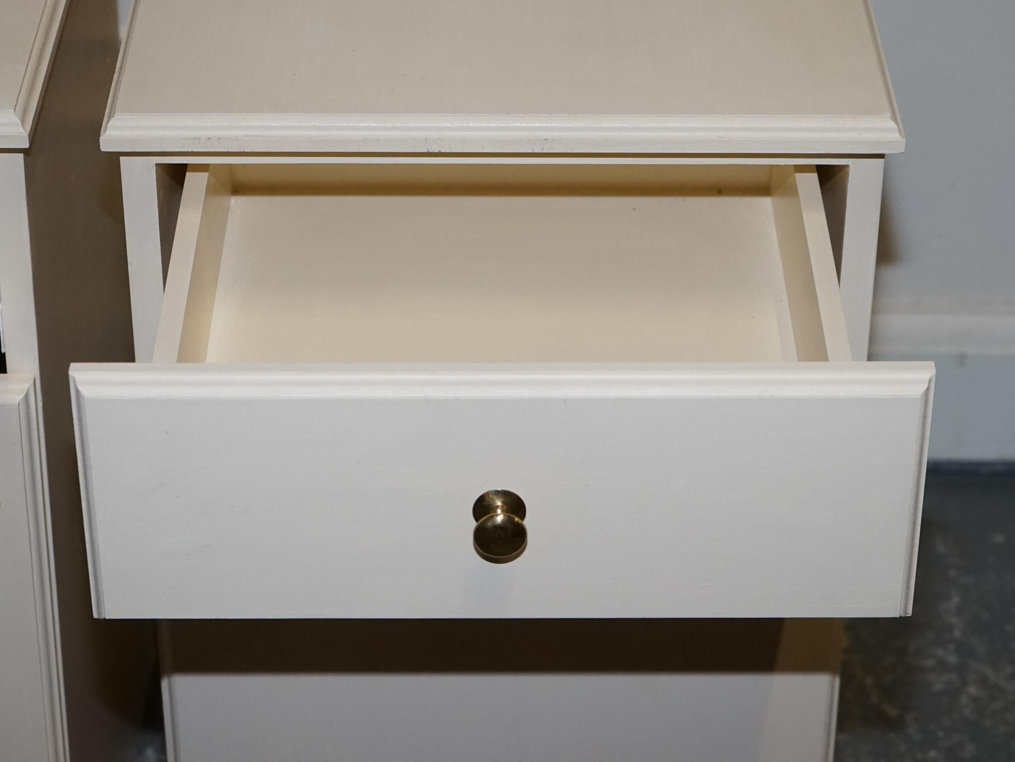 MINIMALIST PAiR OF PAINTED WHITE BEDSIDE CABINETS WITH BRASS KNOBS NIGHTSTANDS For Sale 1