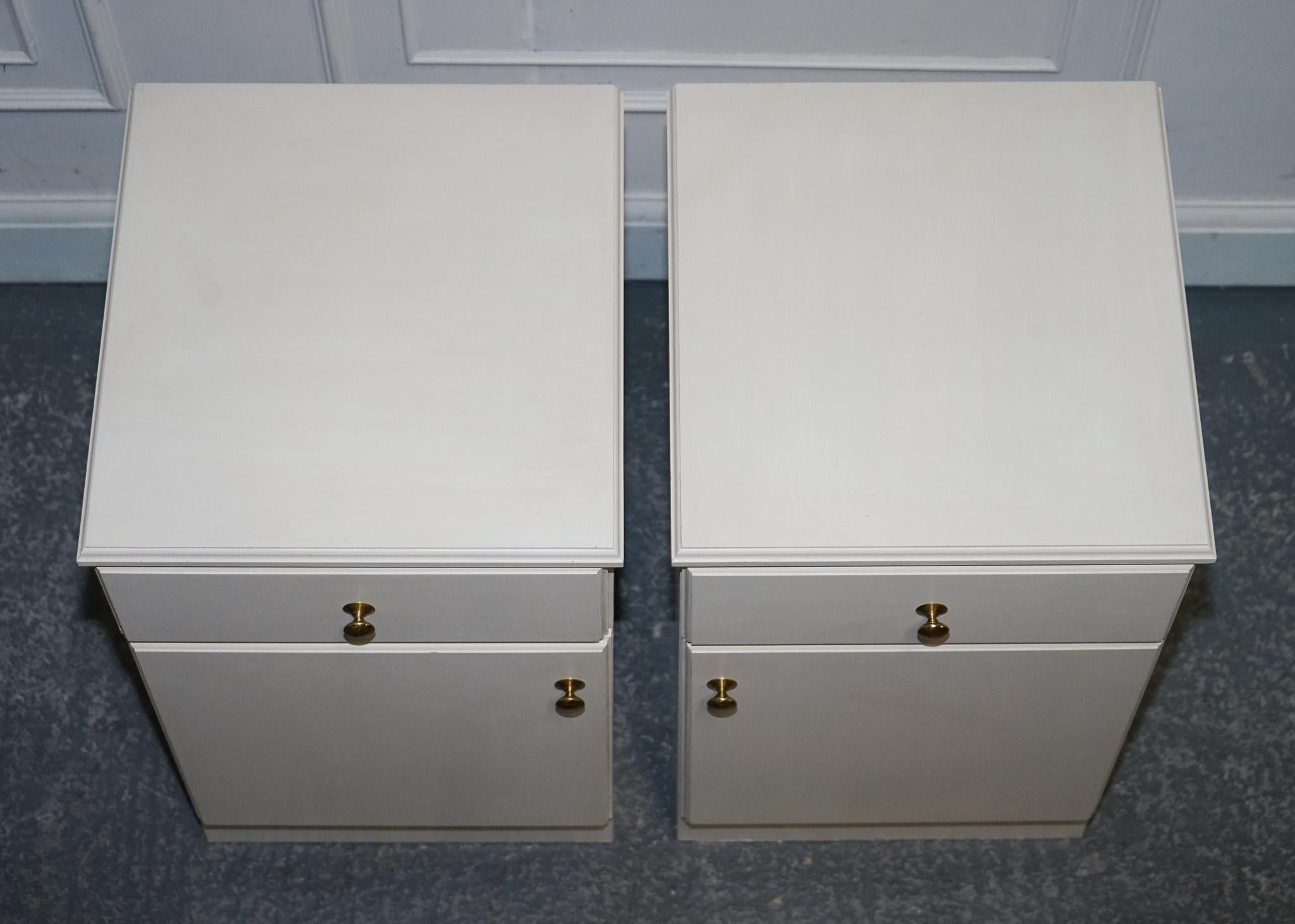 MINIMALIST PAiR OF PAINTED WHITE BEDSIDE CABINETS WITH BRASS KNOBS NIGHTSTANDS For Sale 2