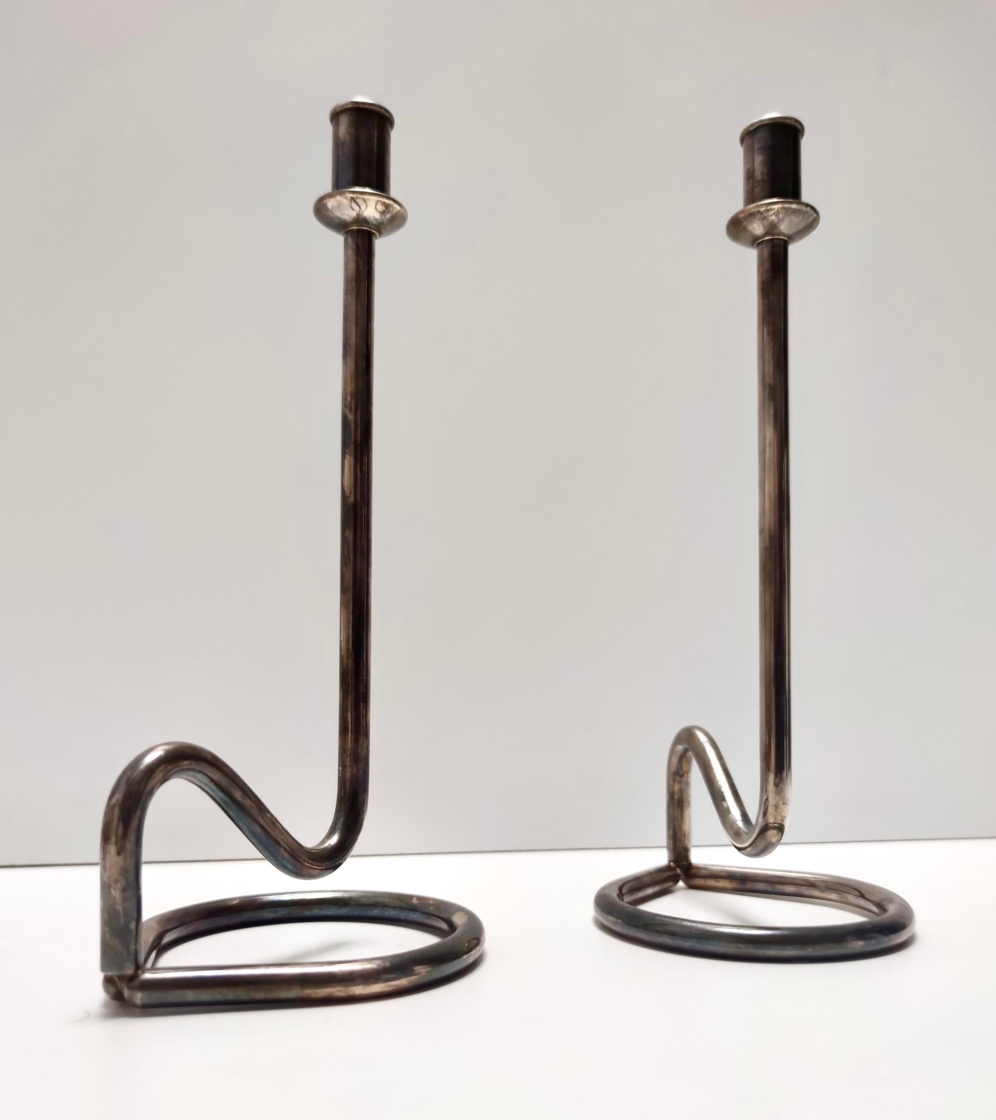 Italian Minimalist Pair of Silver Plated Metal Candleholders in the Style of Sabattini For Sale