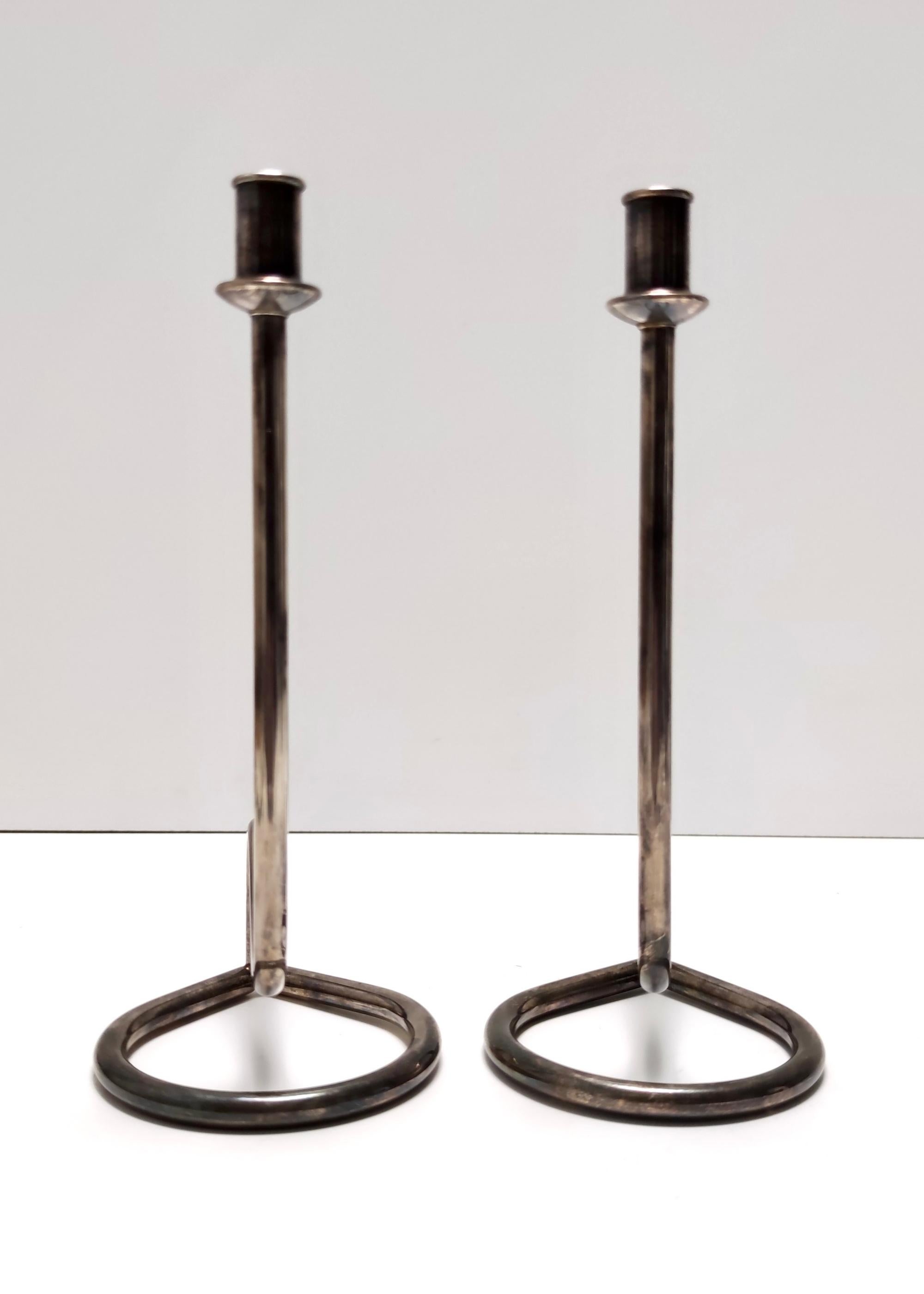 Italian Minimalist Pair of Silver Plated Metal Candleholders in the Style of Sabattini For Sale