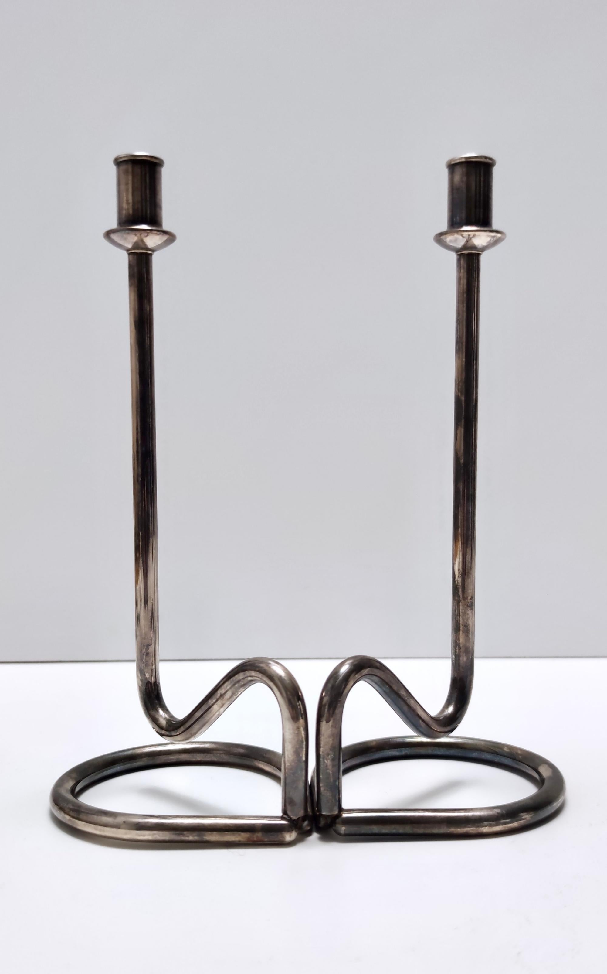 Minimalist Pair of Silver Plated Metal Candleholders in the Style of Sabattini In Good Condition For Sale In Bresso, Lombardy